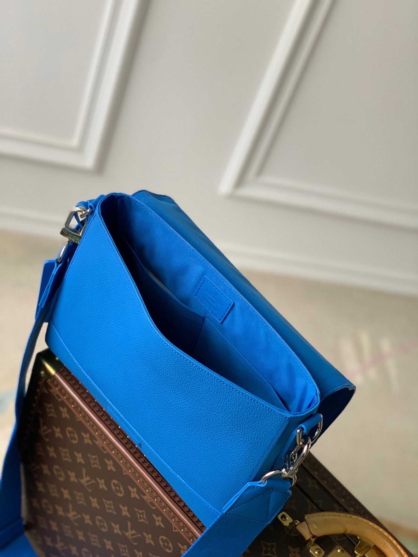 LOU TAKEOFF MESSENGER BAG