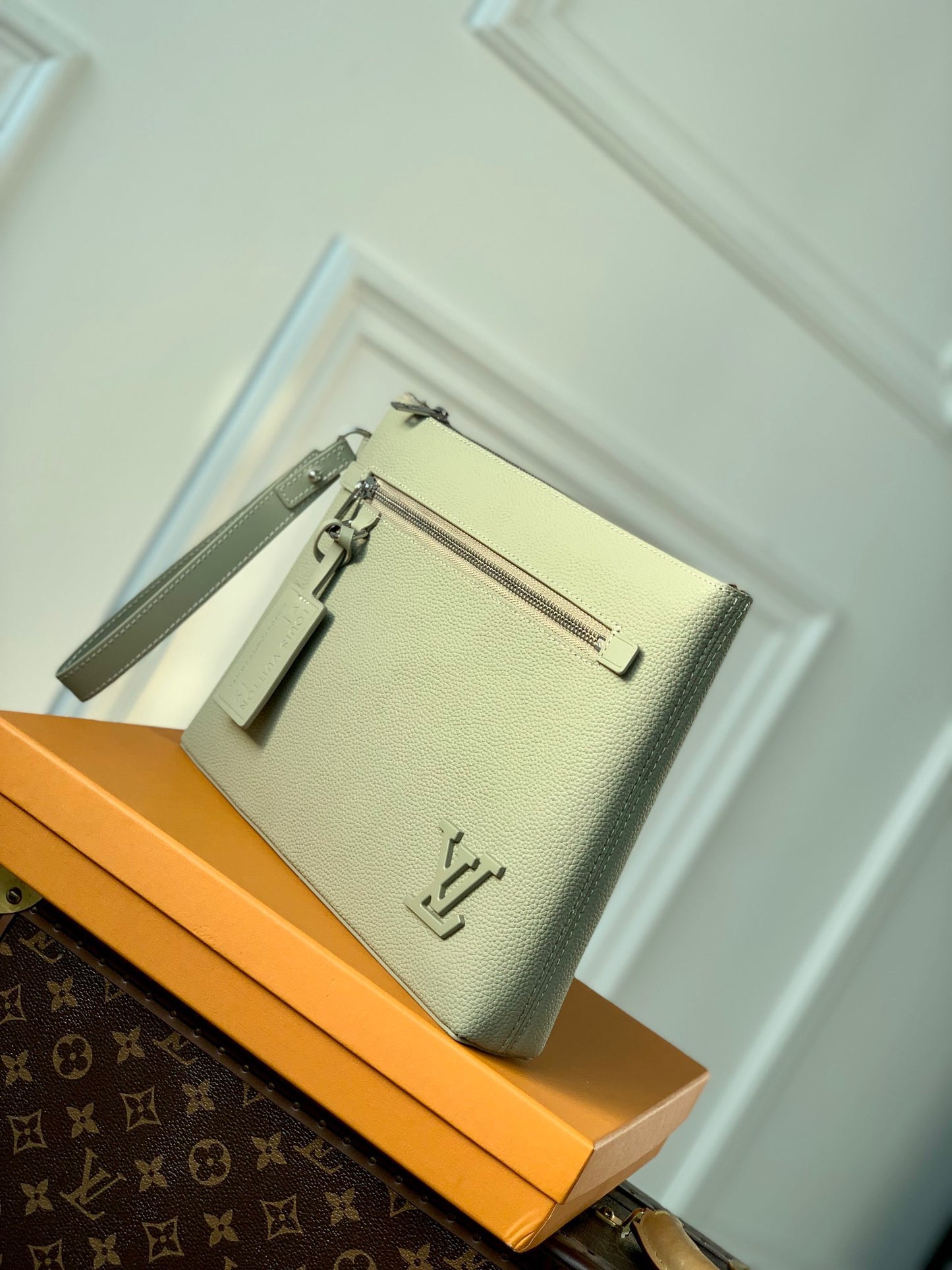 LOU TAKEOFF POUCH