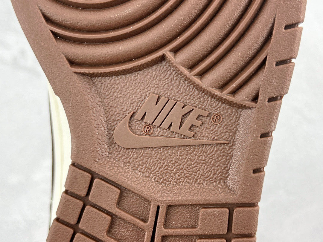DUNK LOW SURFACES IN BROWN