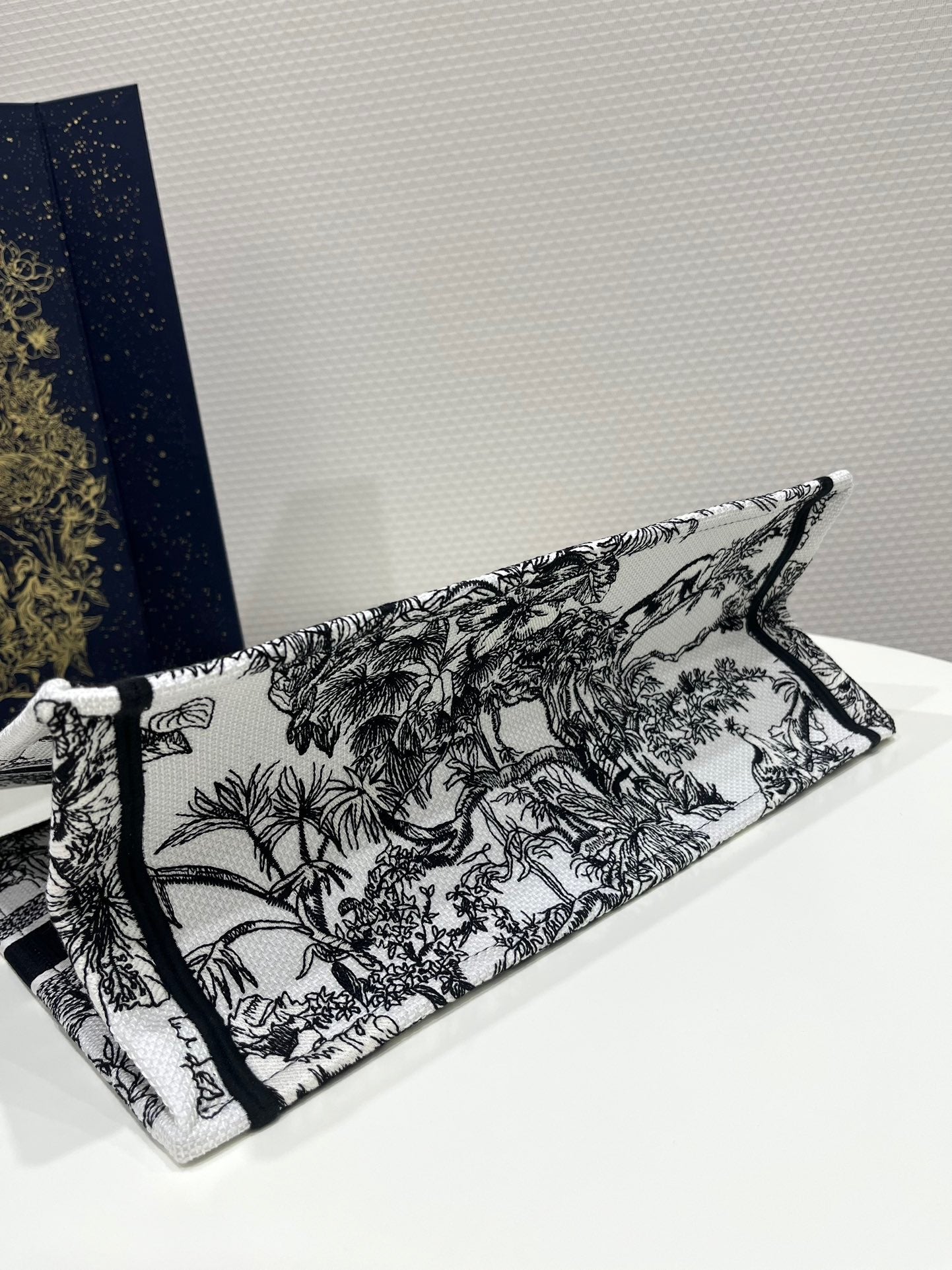 CD MEDIUM BOOK TOTE BAG