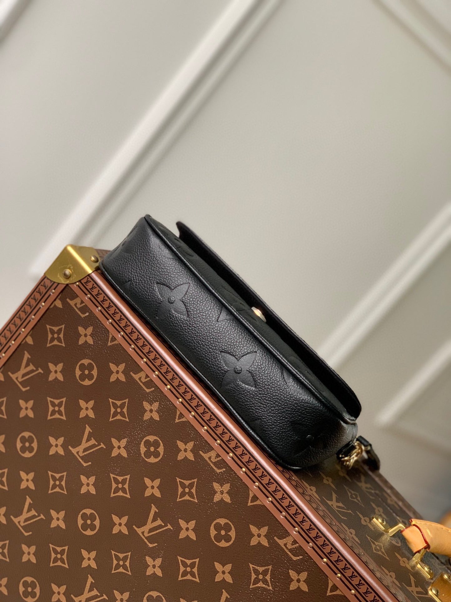 LOU IVY WALLET ON CHAIN BAG