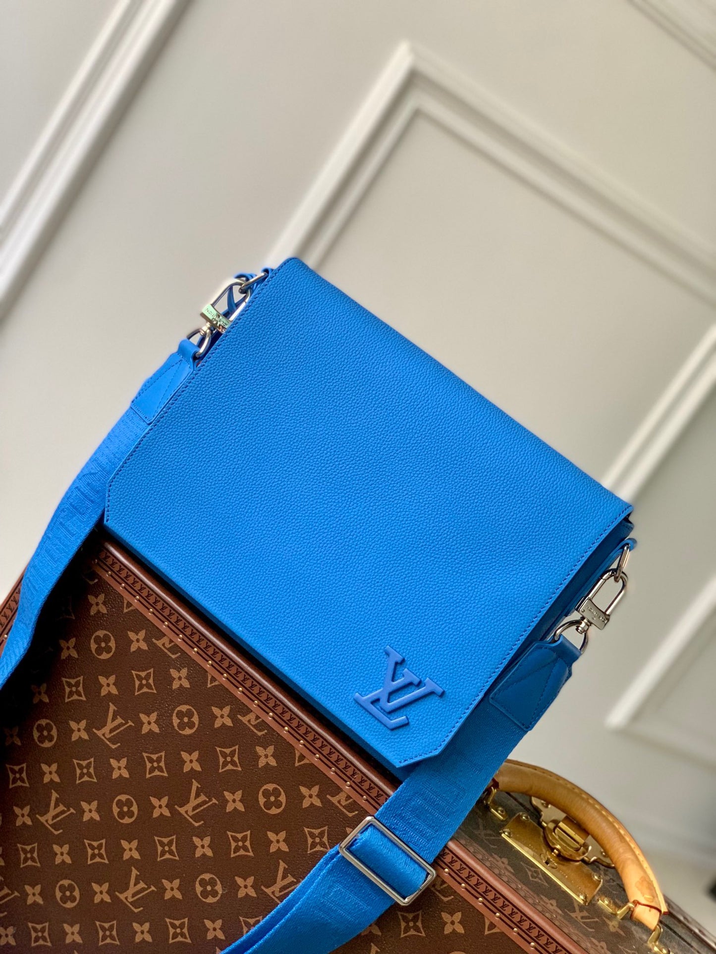 LOU TAKEOFF MESSENGER BAG