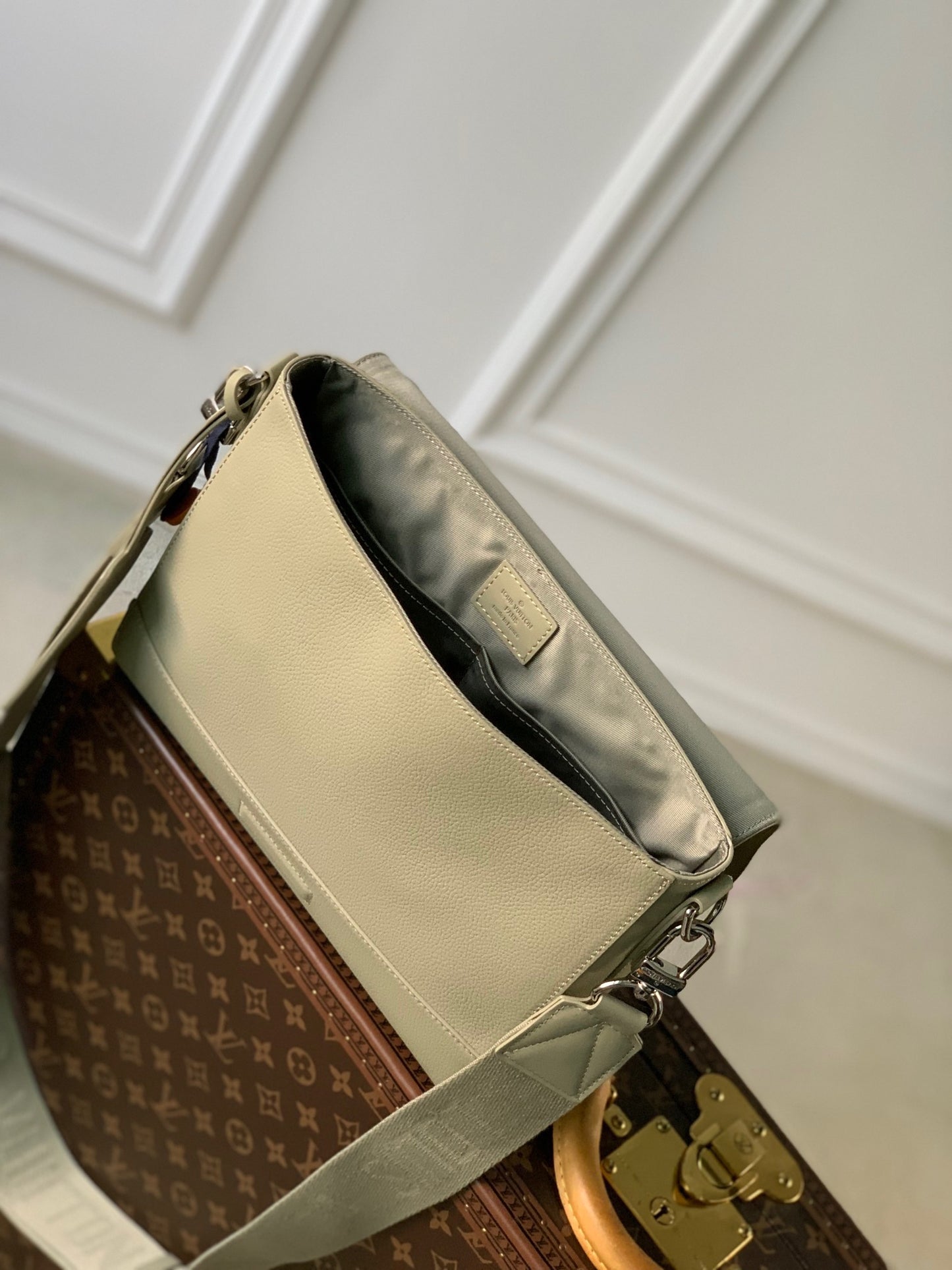 LOU TAKEOFF MESSENGER BAG