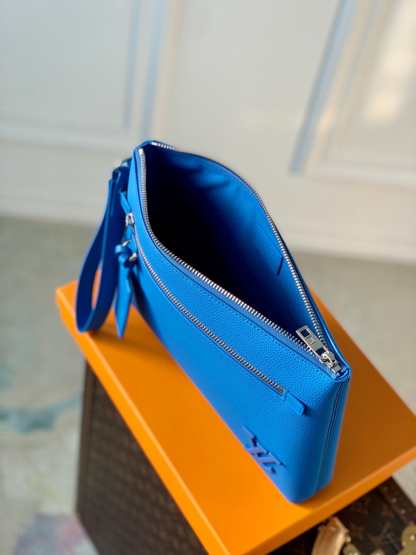 LOU TAKEOFF POUCH