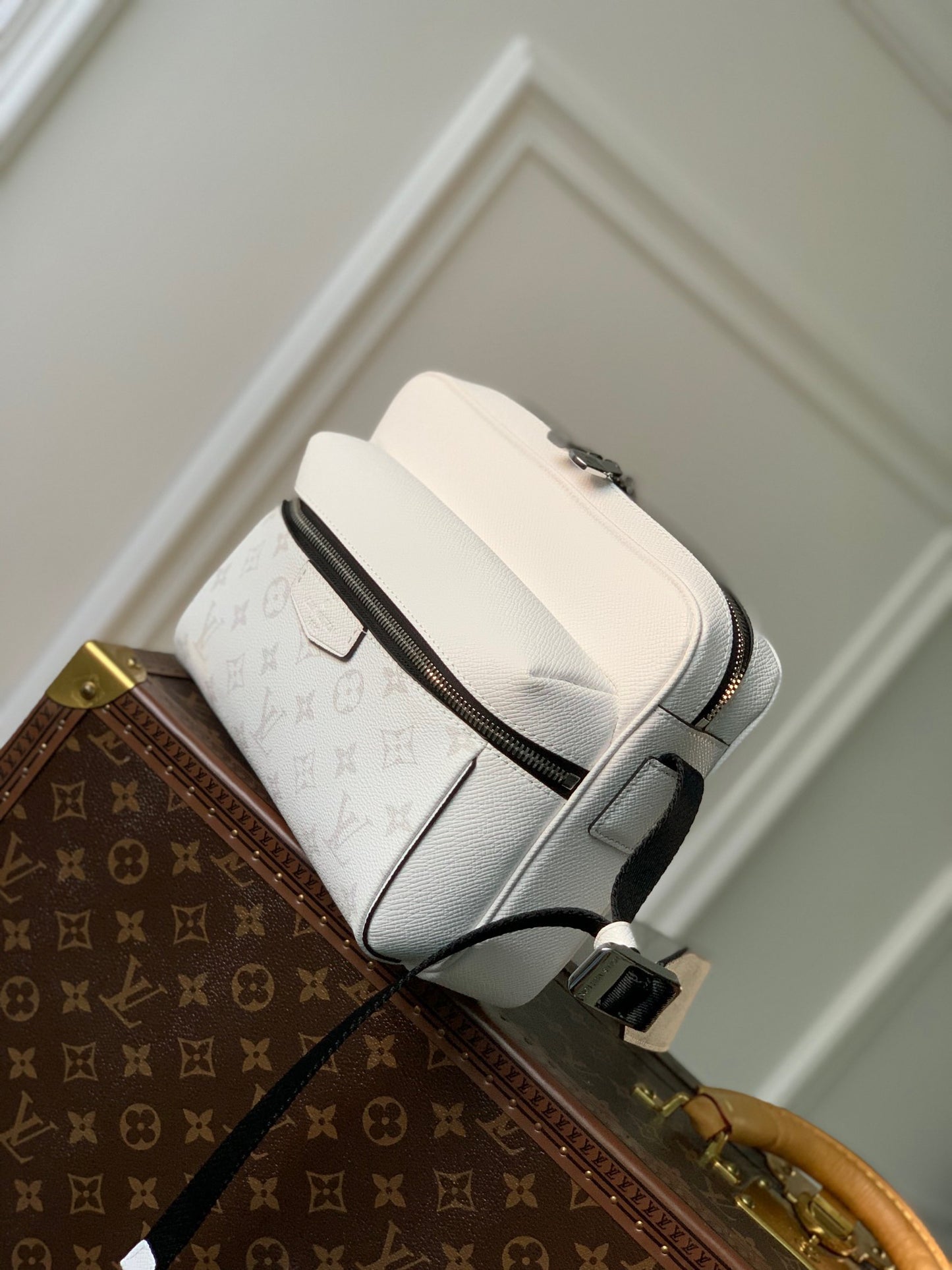 LOU OUTDOOR MESSENGER BAG