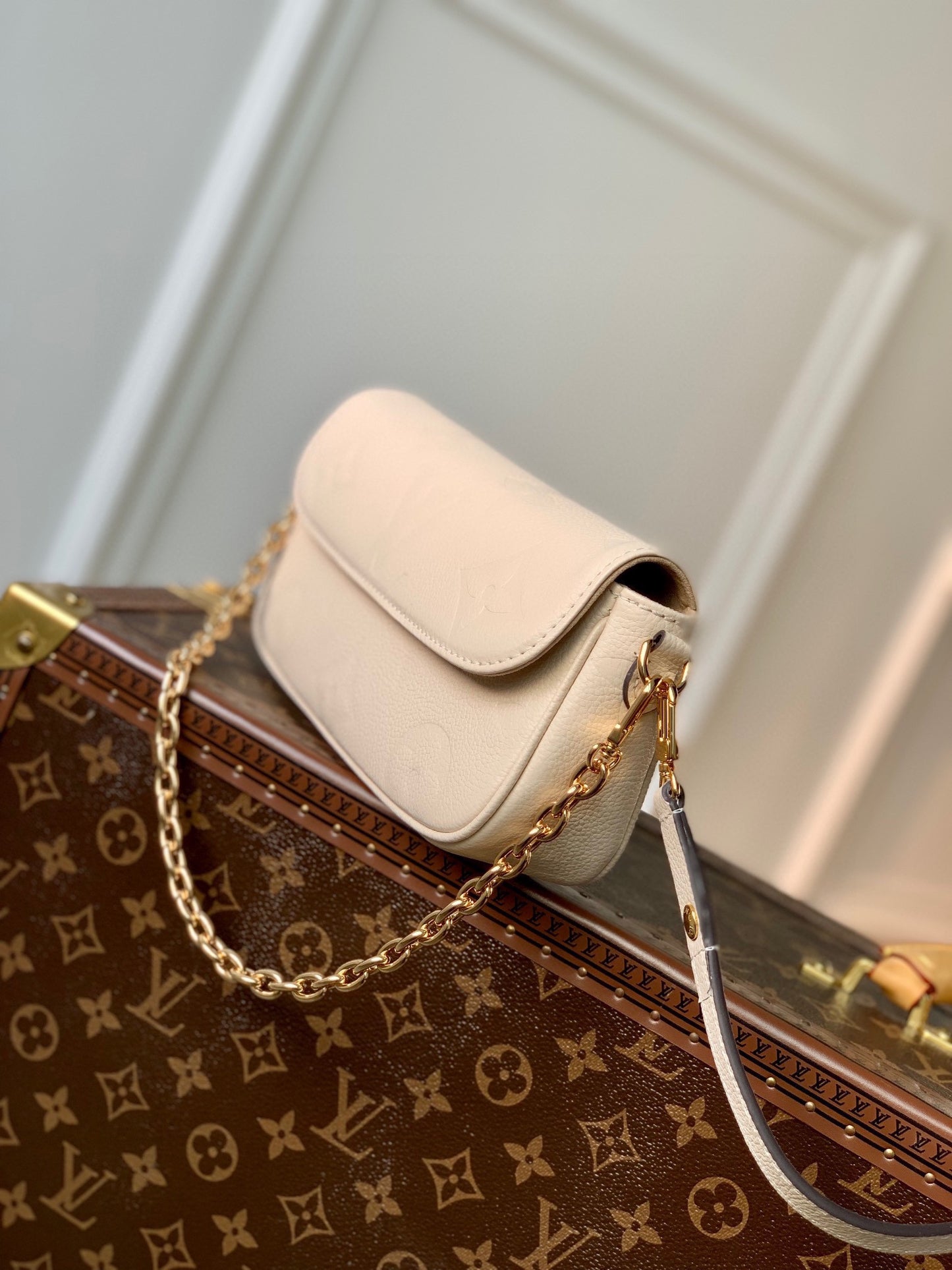LOU IVY WALLET ON CHAIN BAG