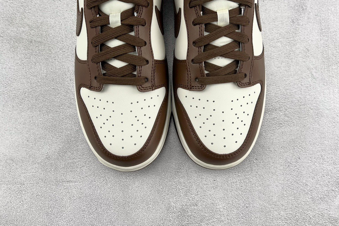 DUNK LOW SURFACES IN BROWN