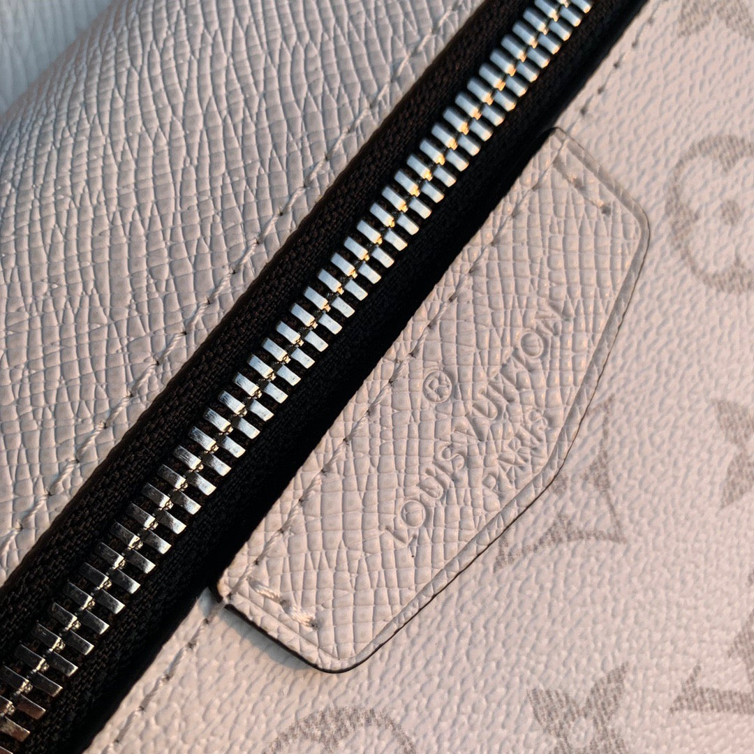 LOU OUTDOOR MESSENGER BAG