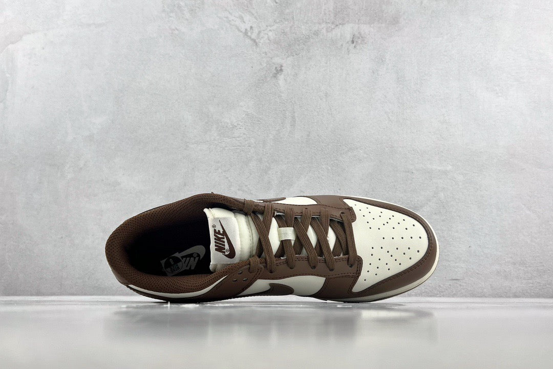 DUNK LOW SURFACES IN BROWN