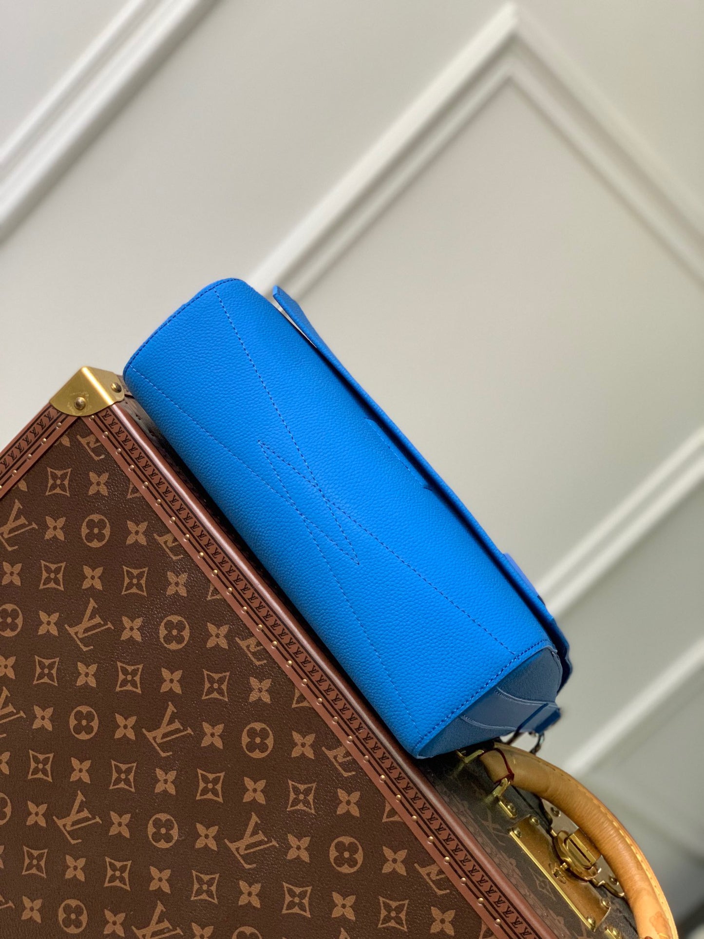 LOU TAKEOFF MESSENGER BAG