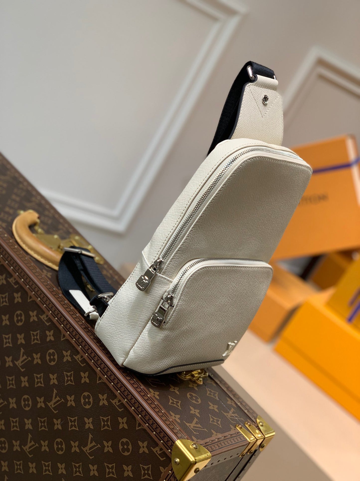 LOU AVENUE SLING BAG