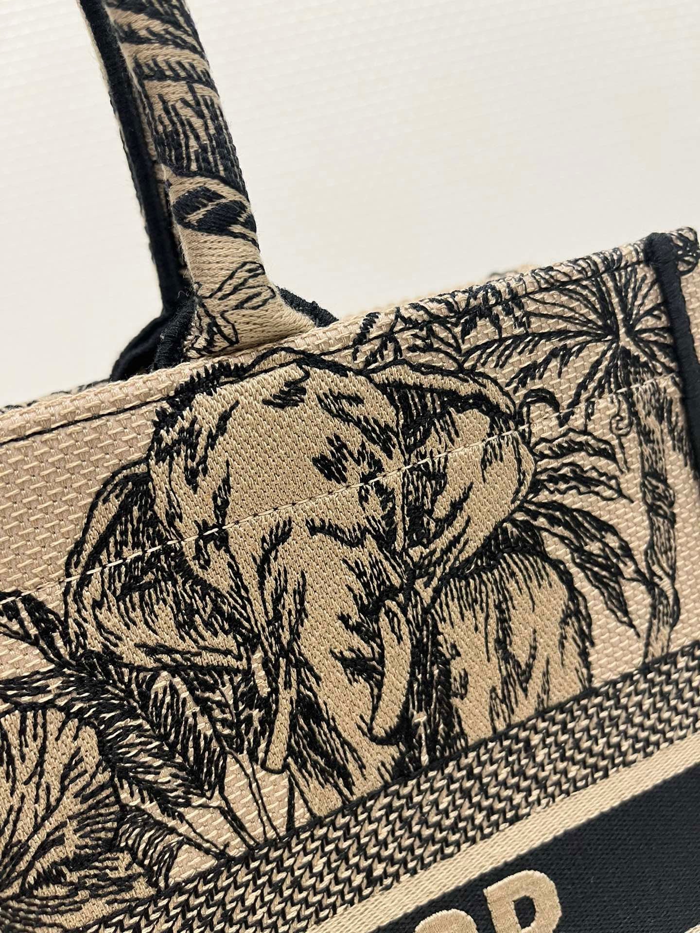 CD MEDIUM BOOK TOTE BAG