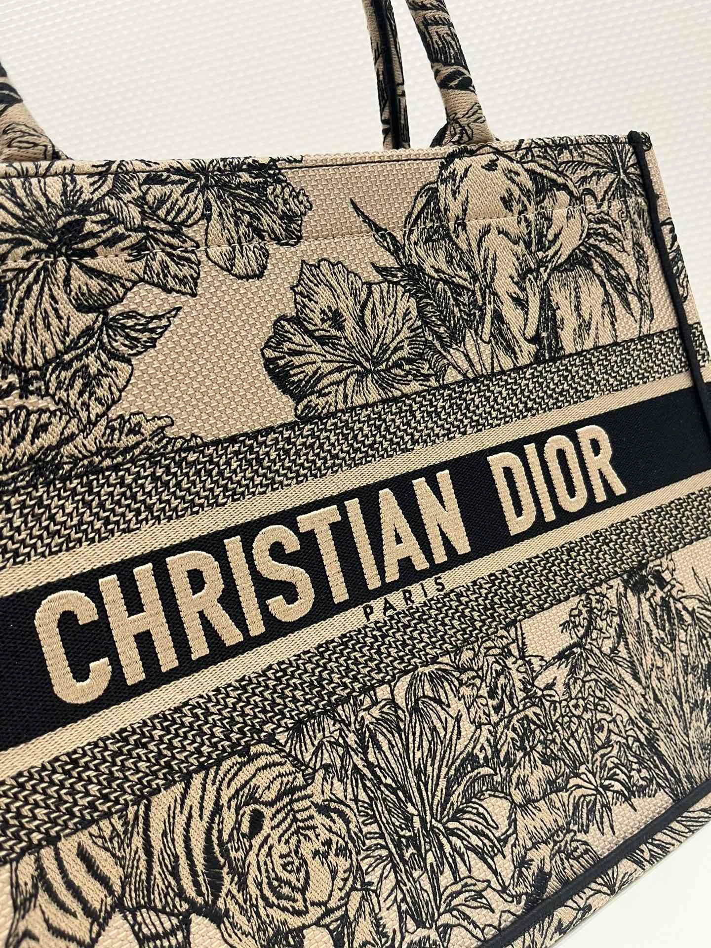 CD MEDIUM BOOK TOTE BAG