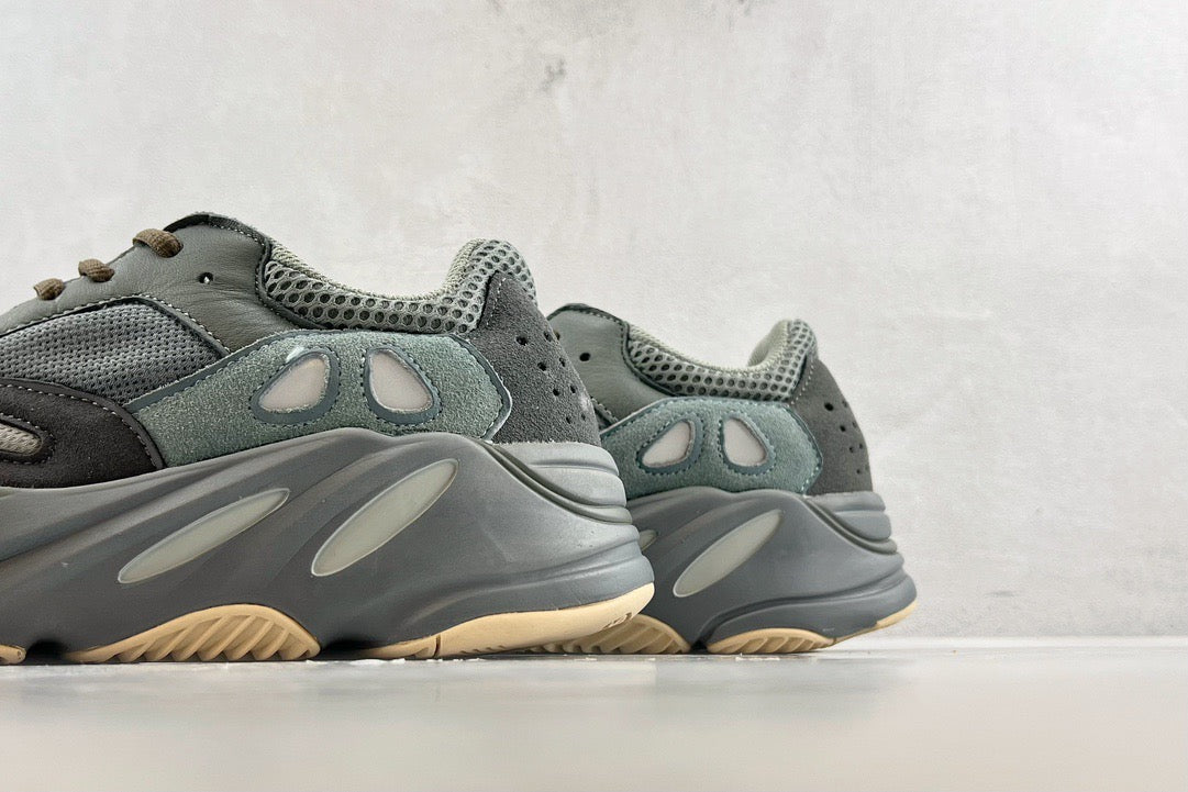 YEEZY BOOST 700