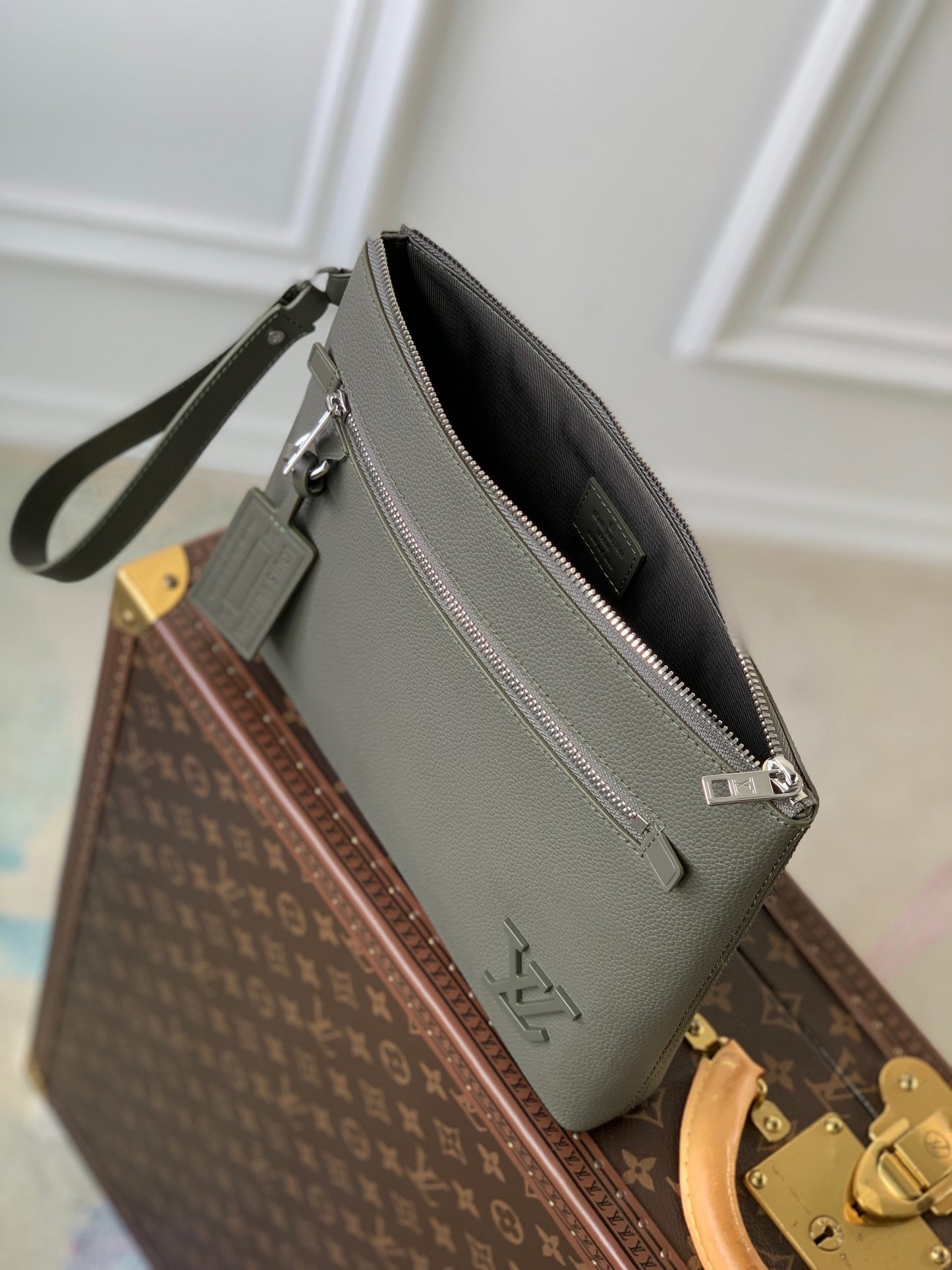 LOU TAKEOFF POUCH