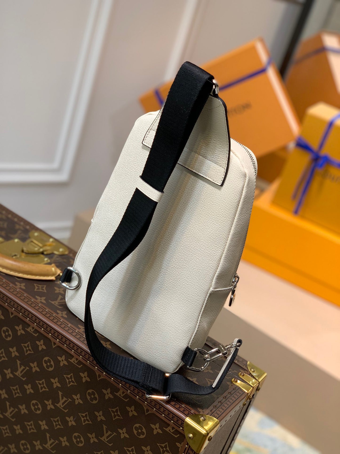 LOU AVENUE SLING BAG