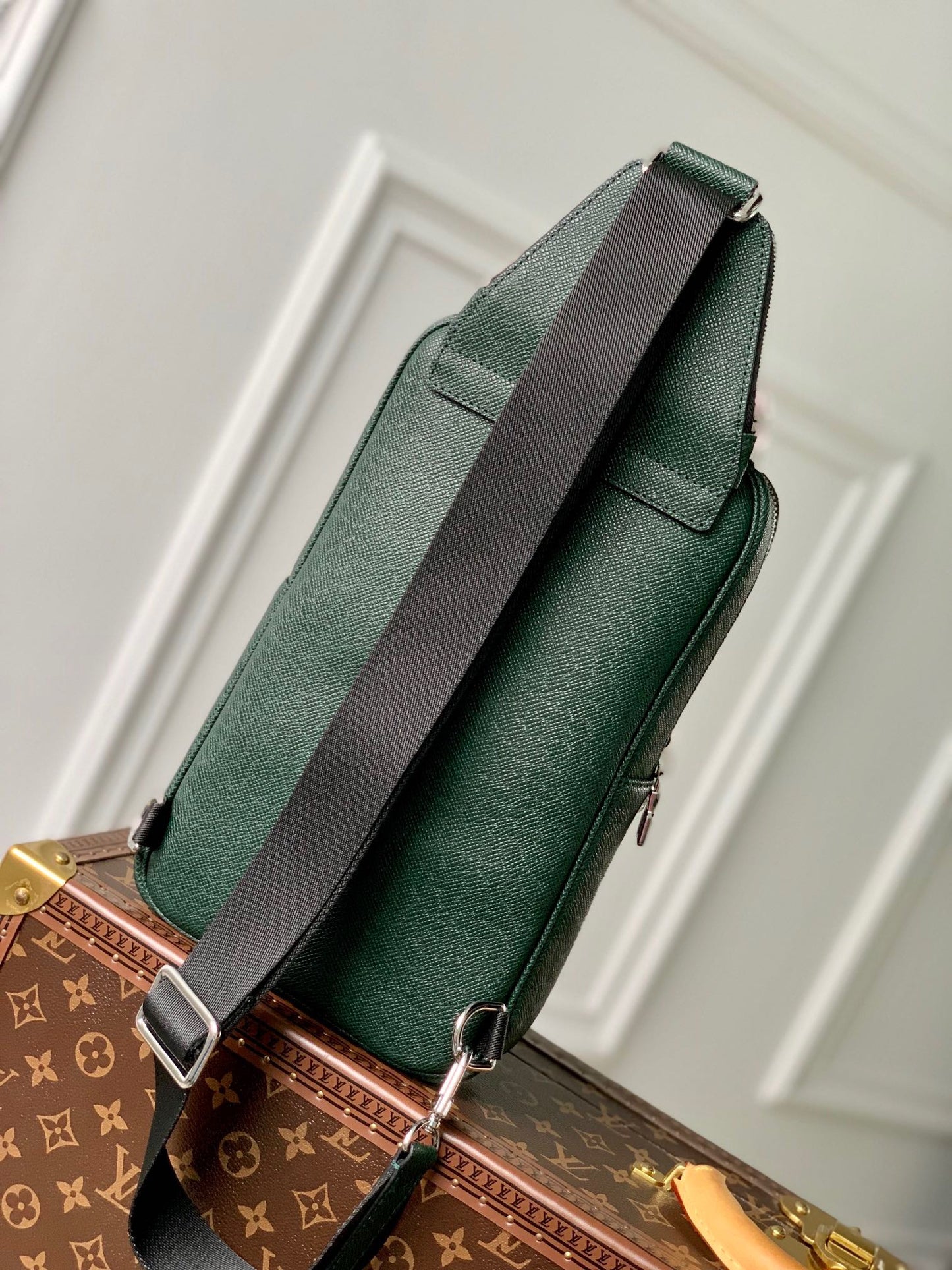 LOU AVENUE SLING BAG