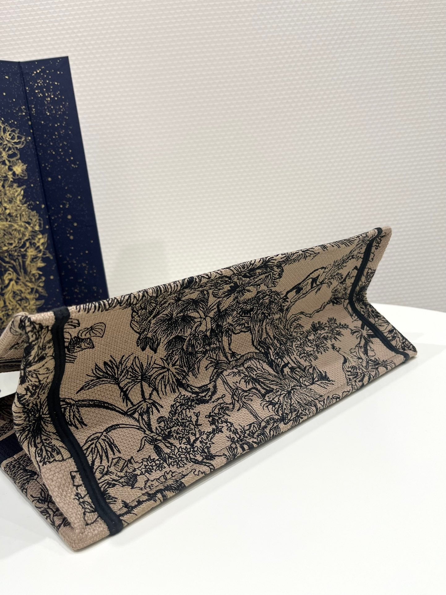 CD MEDIUM BOOK TOTE BAG