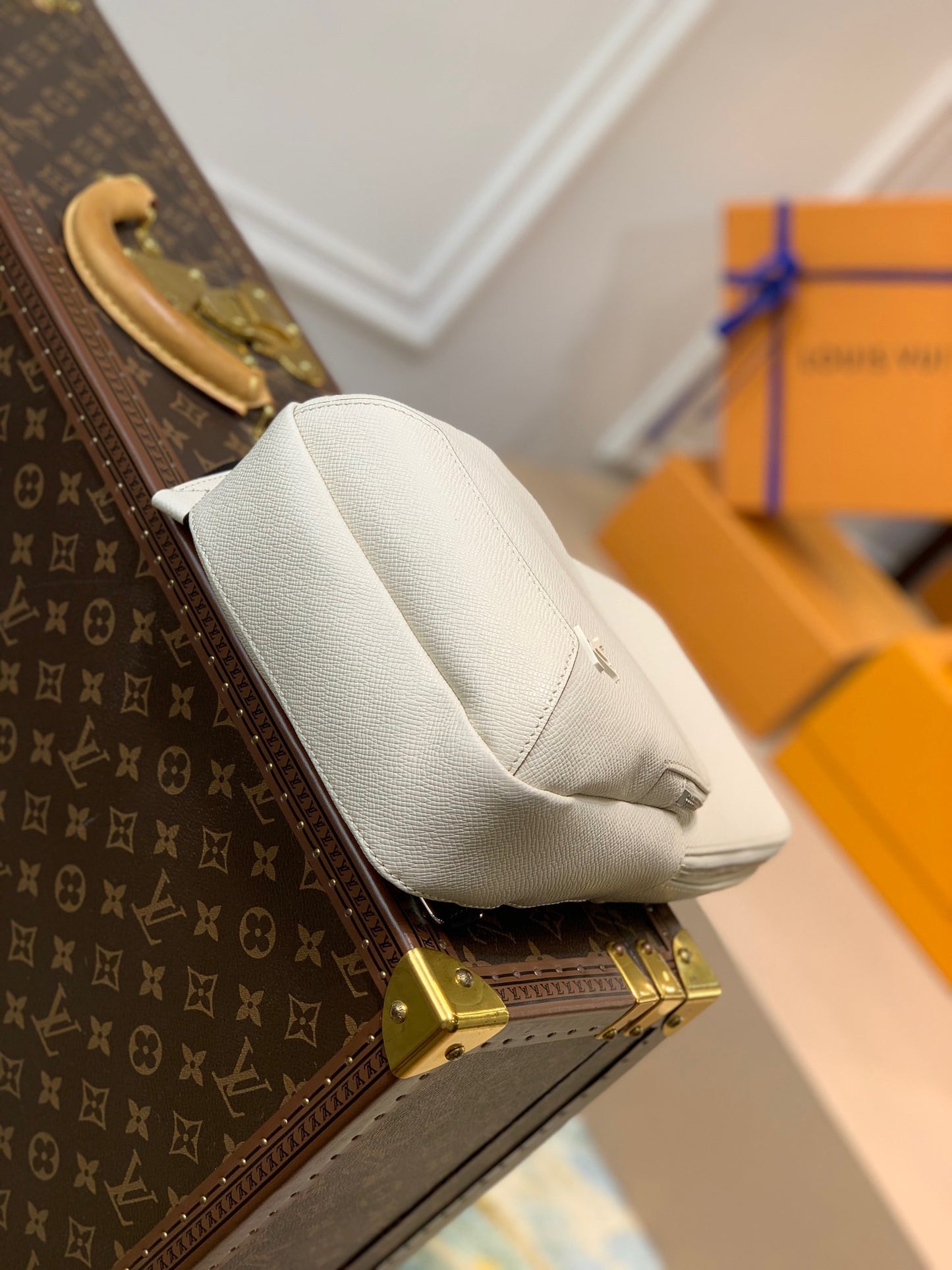 LOU AVENUE SLING BAG