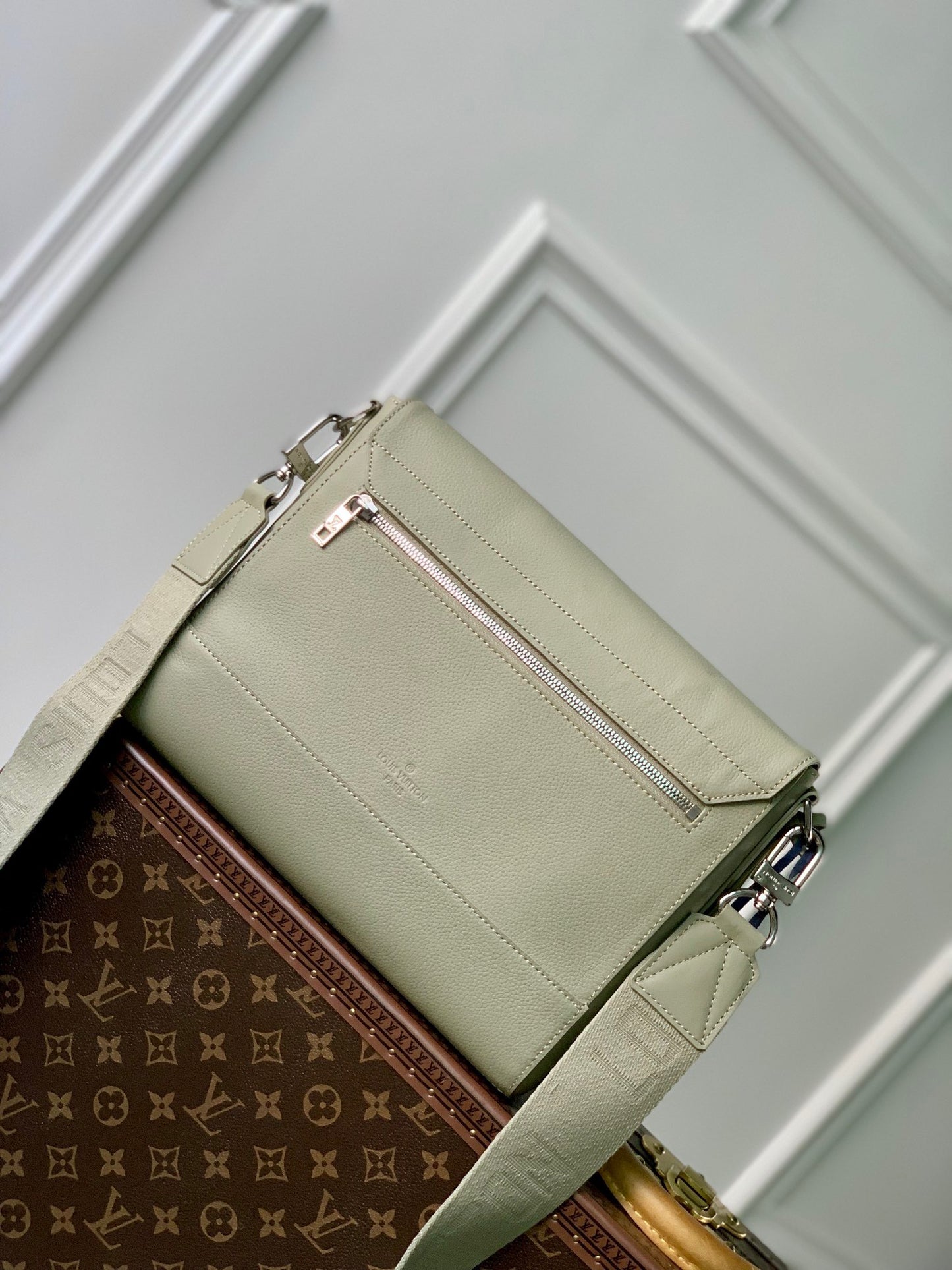 LOU TAKEOFF MESSENGER BAG