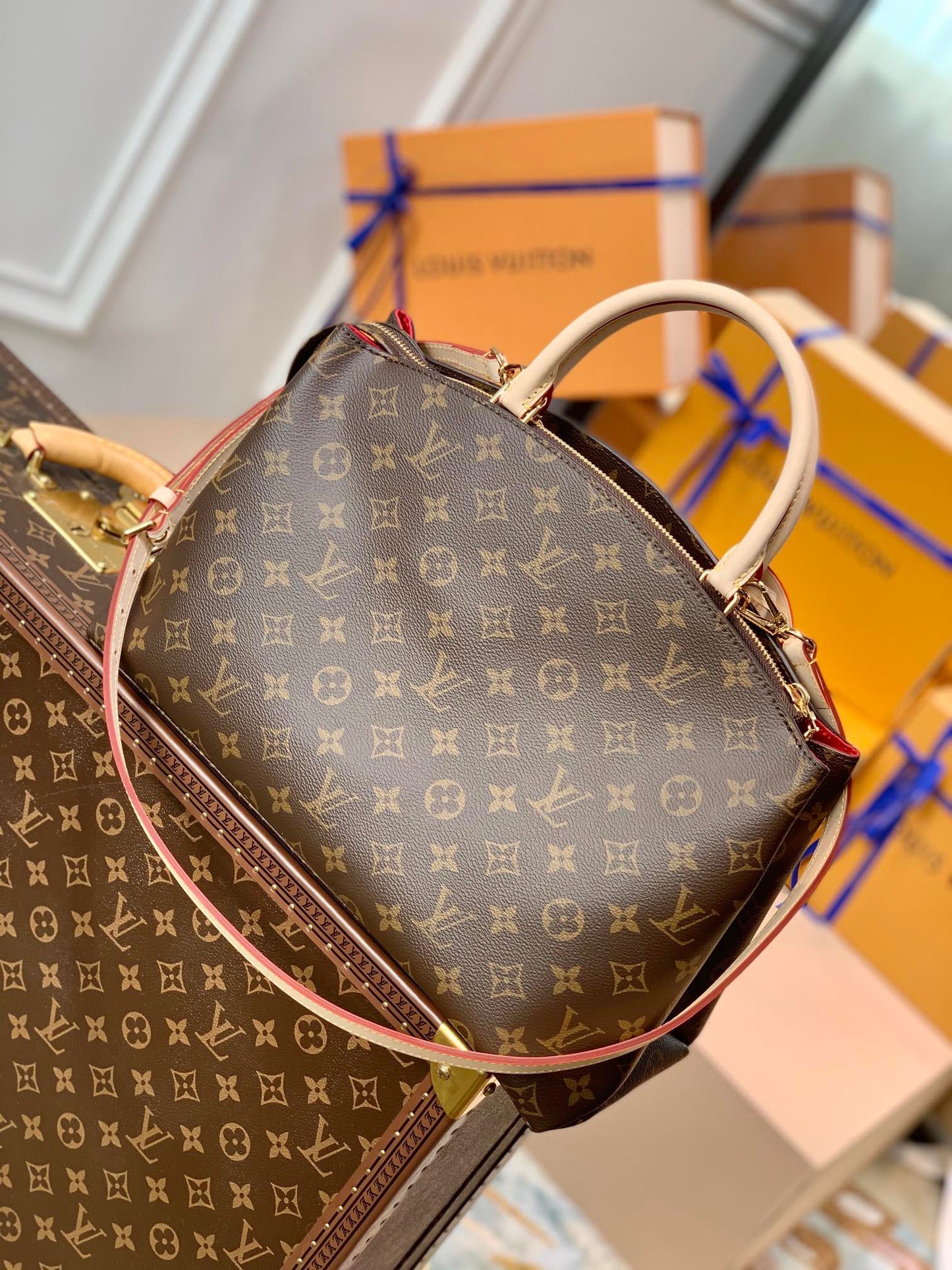 LOU GRAND PALAISE TOTE BAG