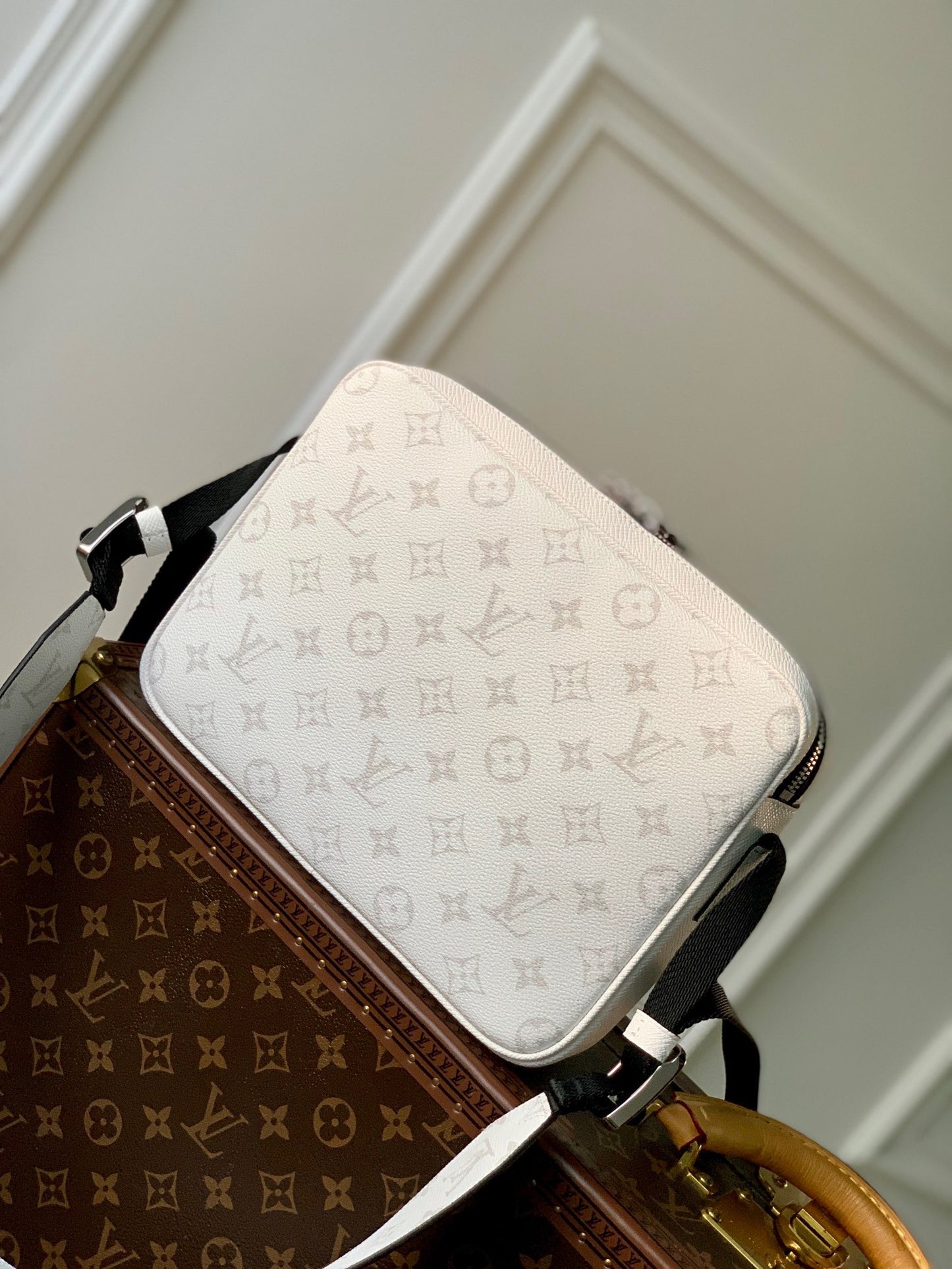 LOU OUTDOOR MESSENGER BAG