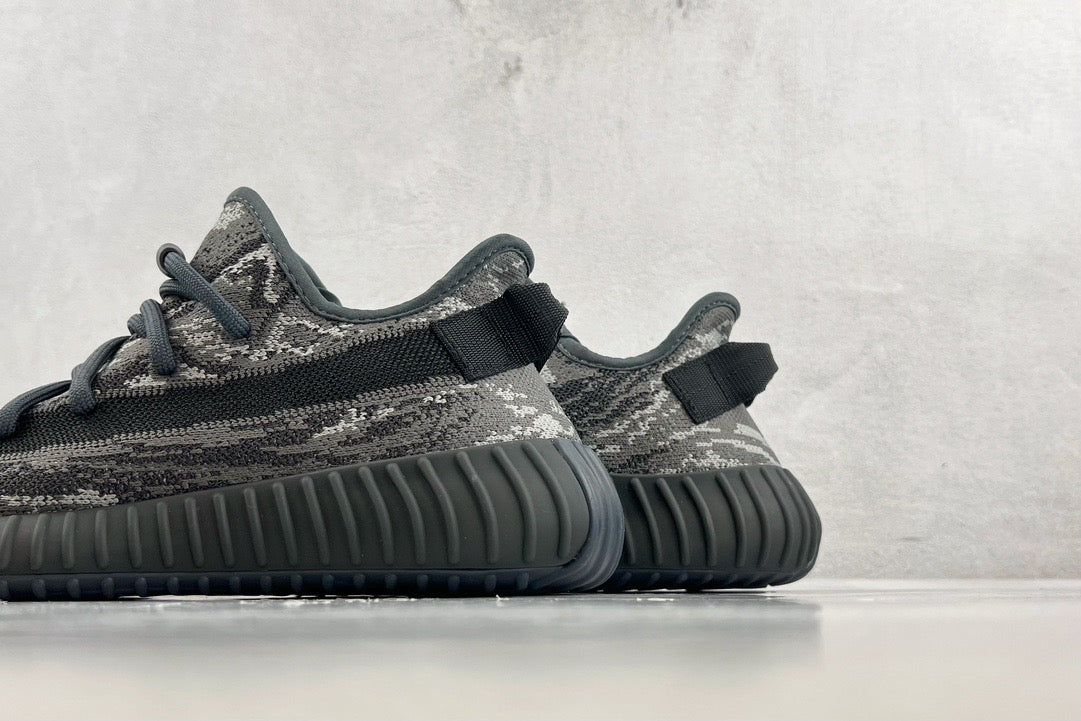 YEEZY BOOST 350 V2
