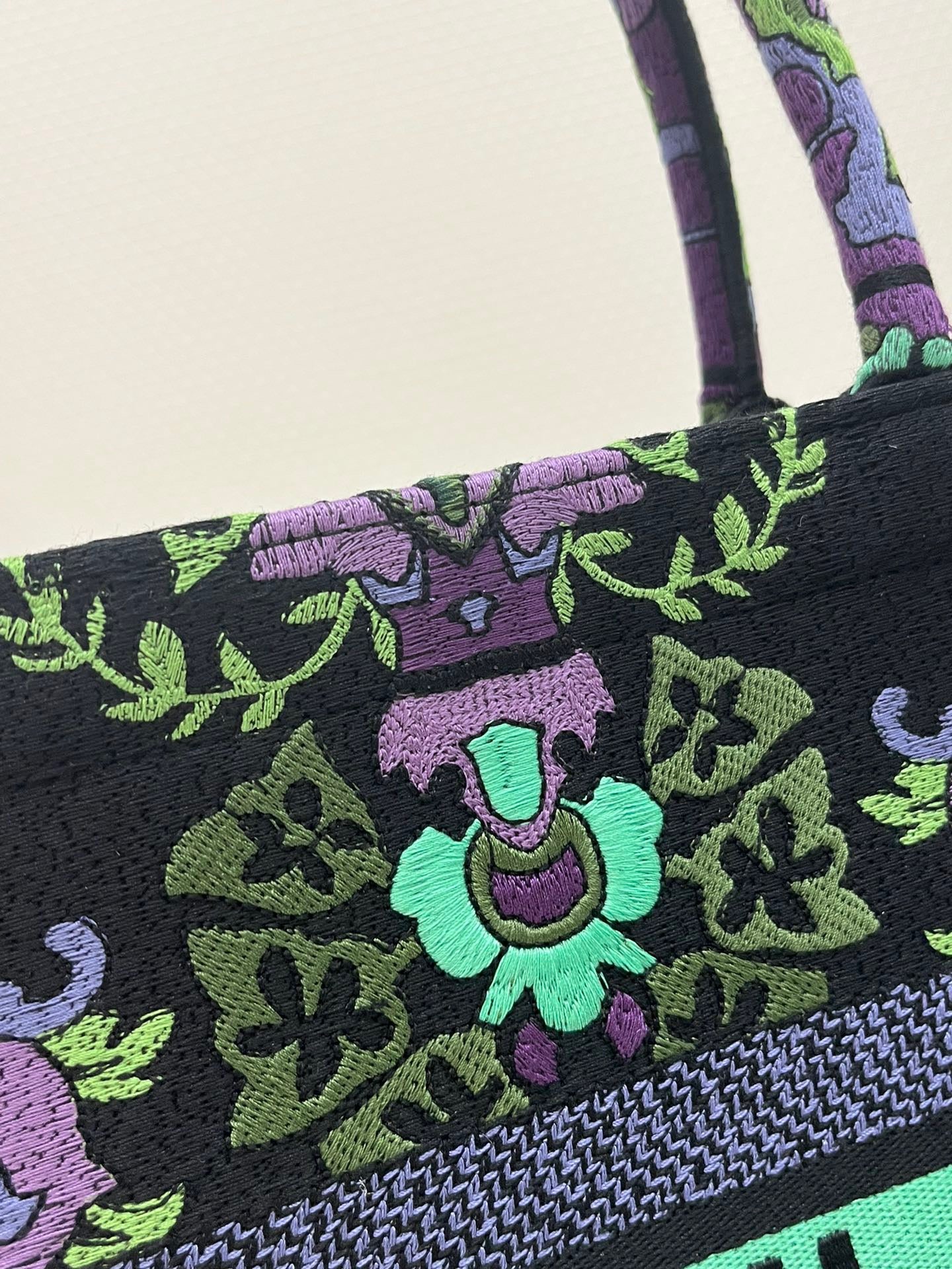 CD MEDIUM BOOK TOTE BAG