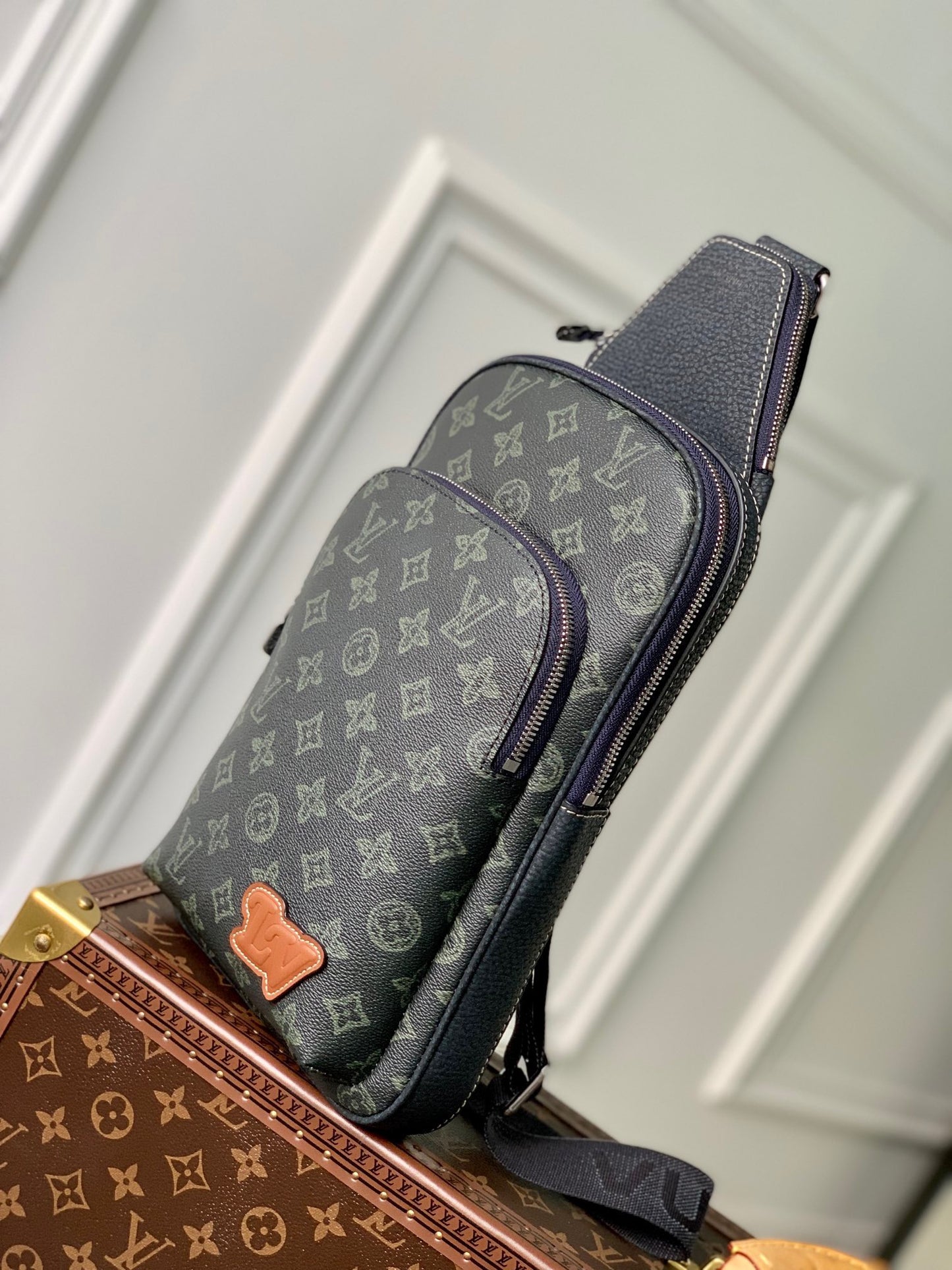 LOU AVENUE SLINGBAG