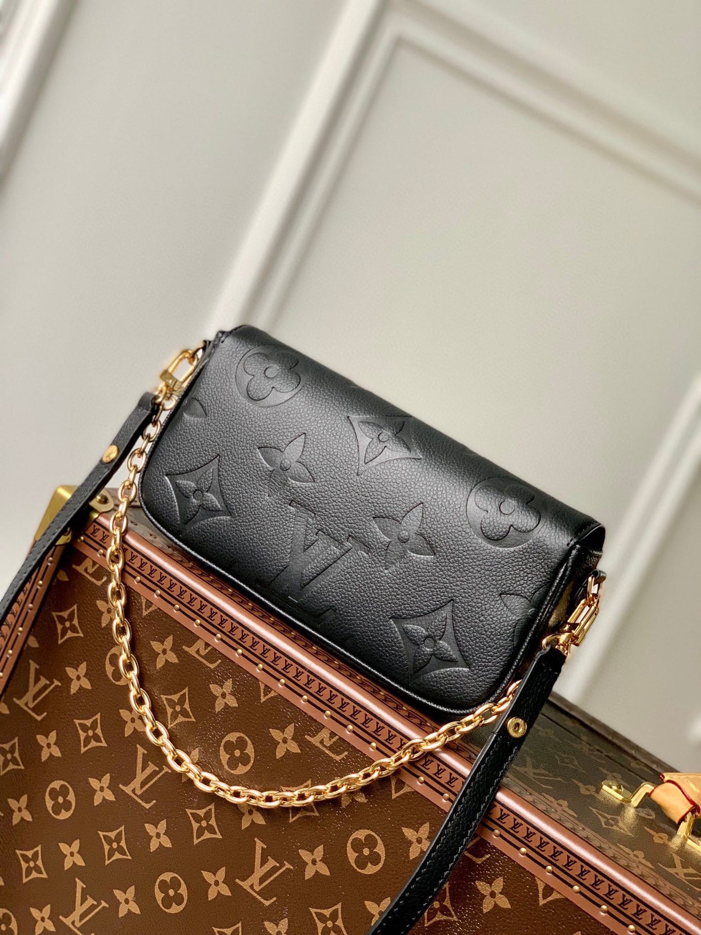LOU IVY WALLET ON CHAIN BAG