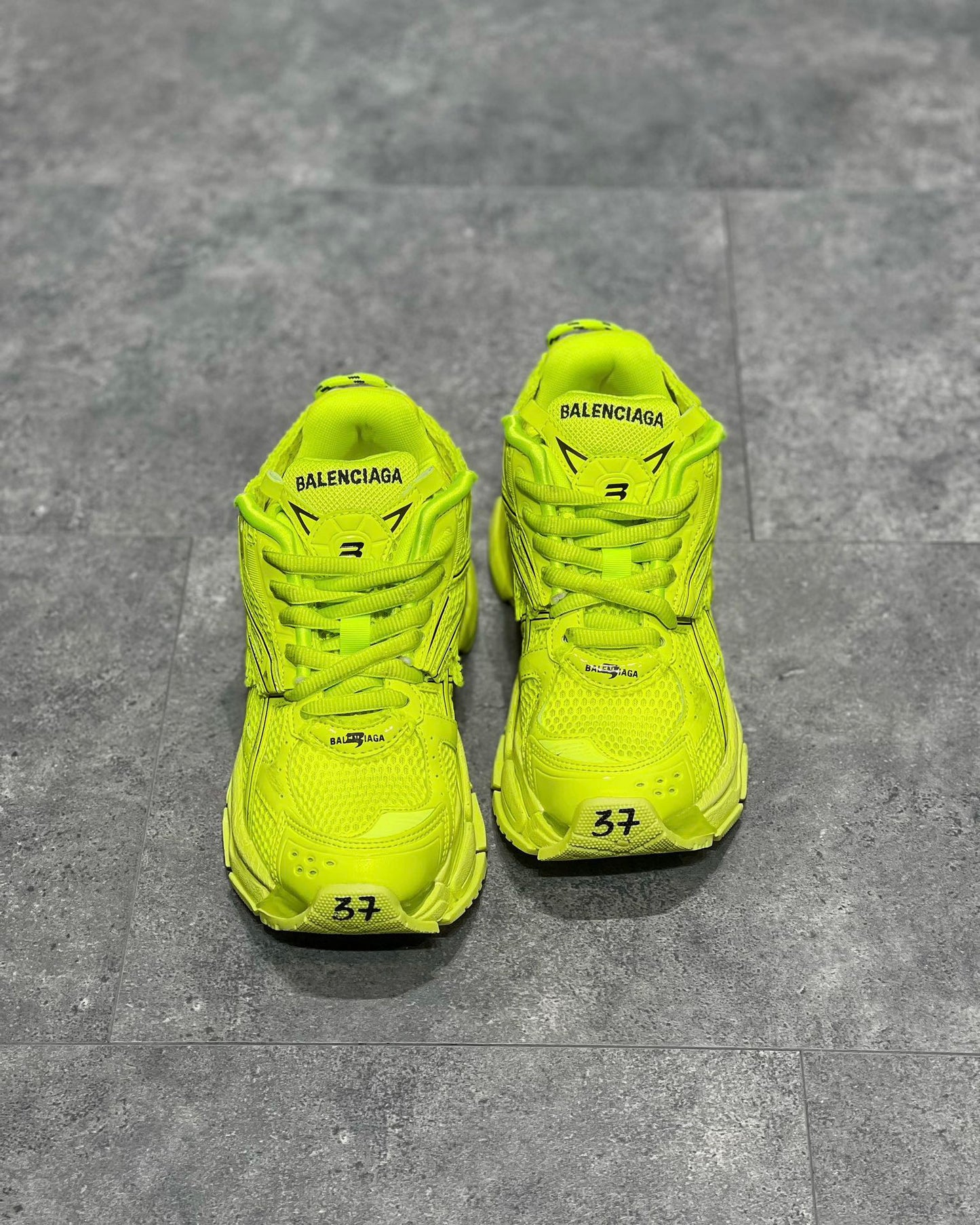 BAL RUNNER TRAINERS