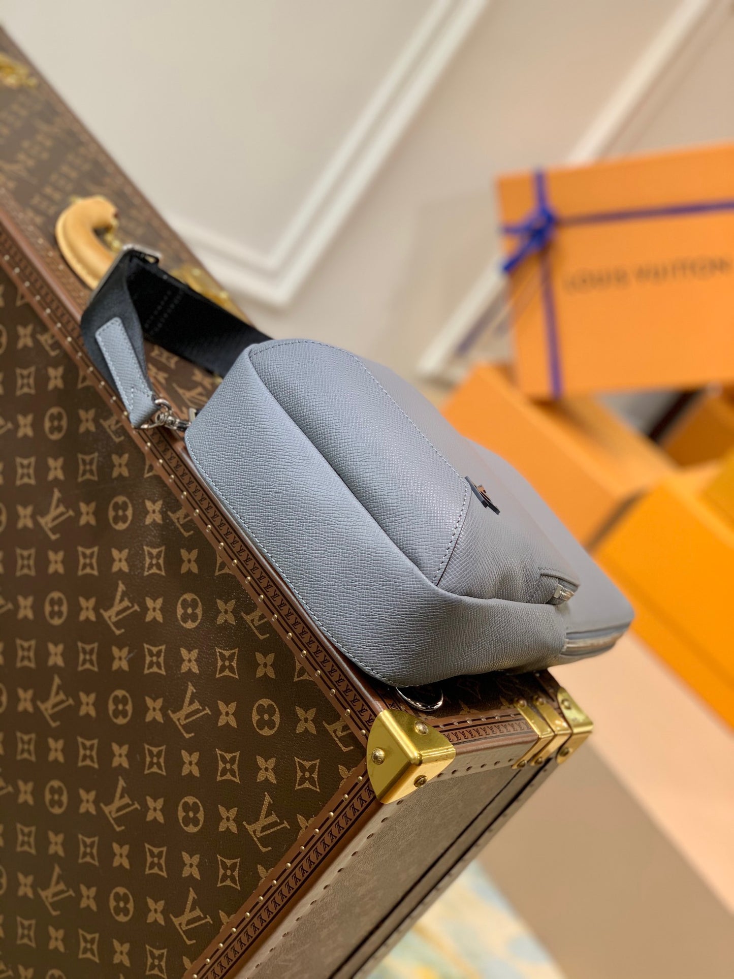 LOU AVENUE SLING BAG