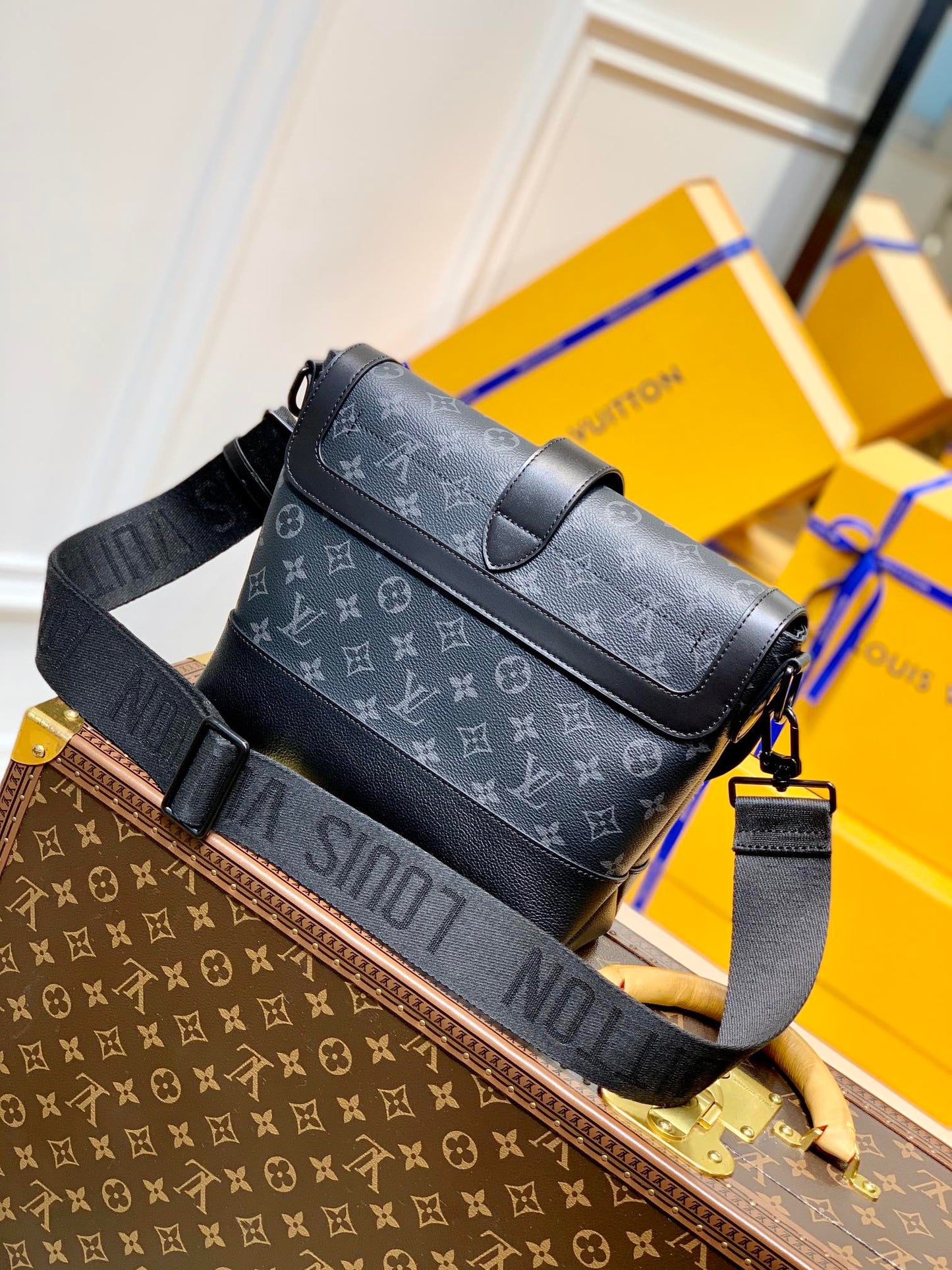 LOU SAUMUR MESSENGER BAG