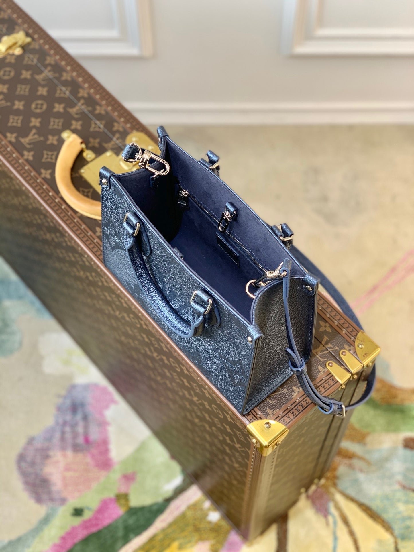 LOU ONTHEGO PM TOTE BAG