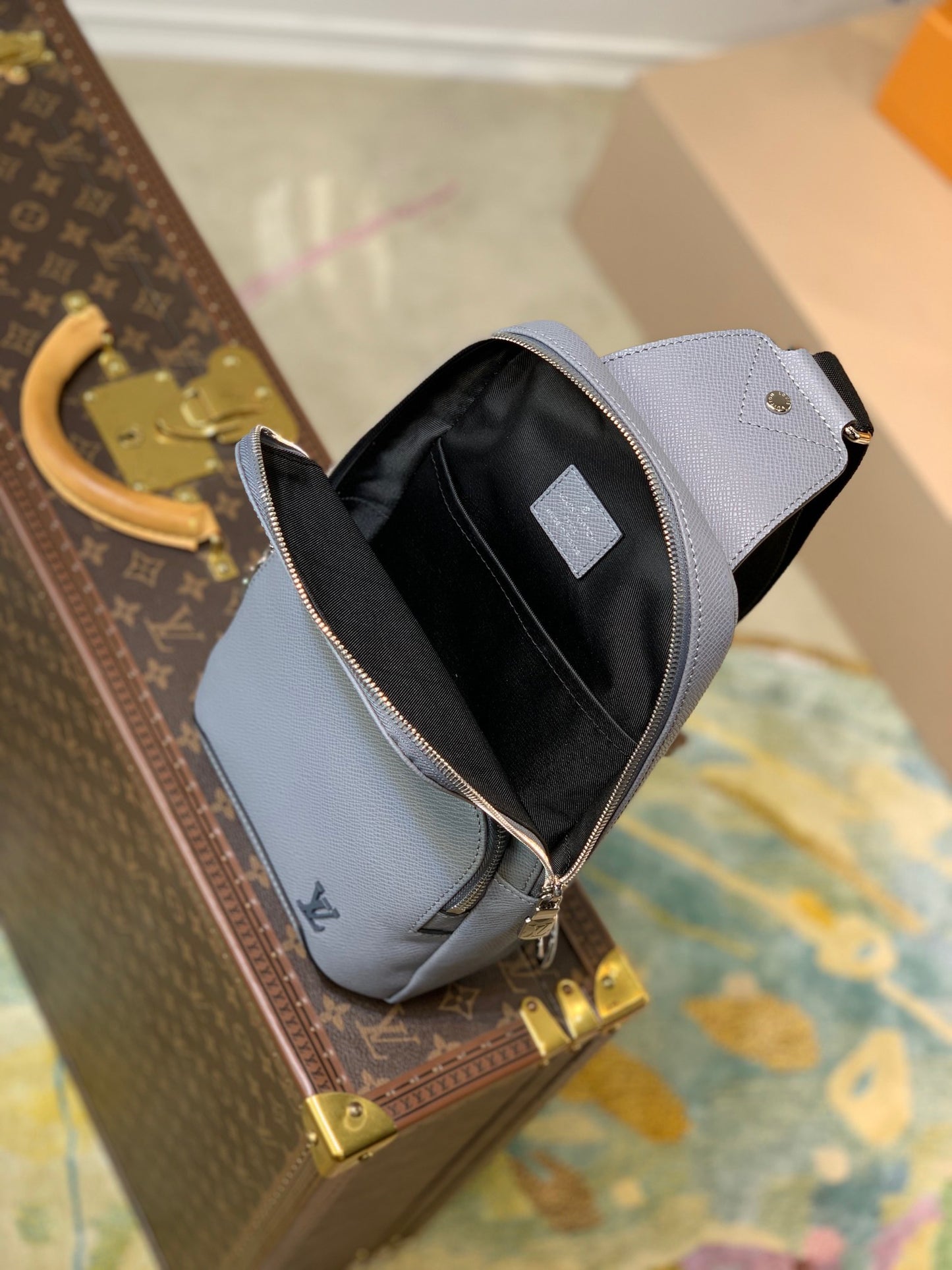 LOU AVENUE SLING BAG