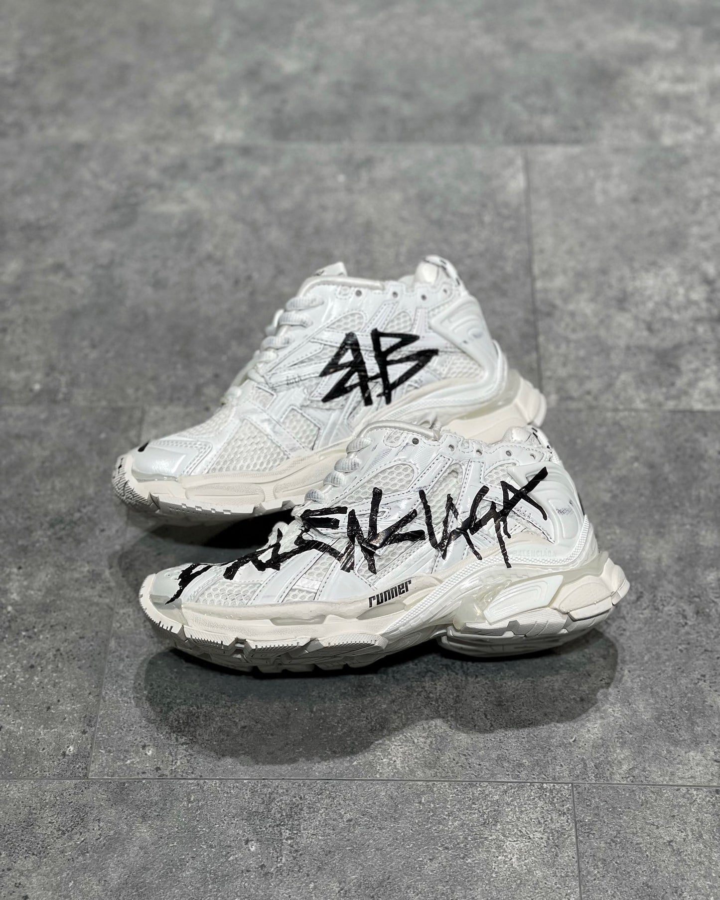 BAL RUNNER TRAINERS