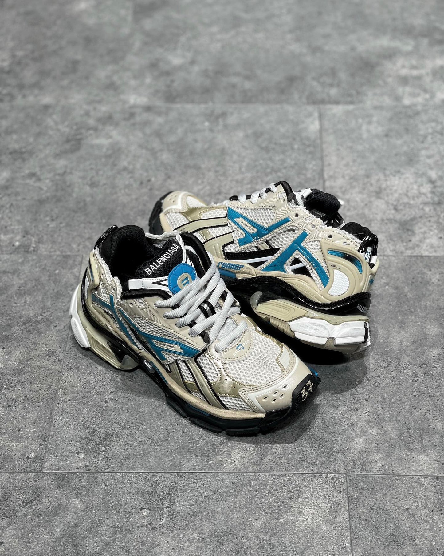 BAL RUNNER TRAINERS