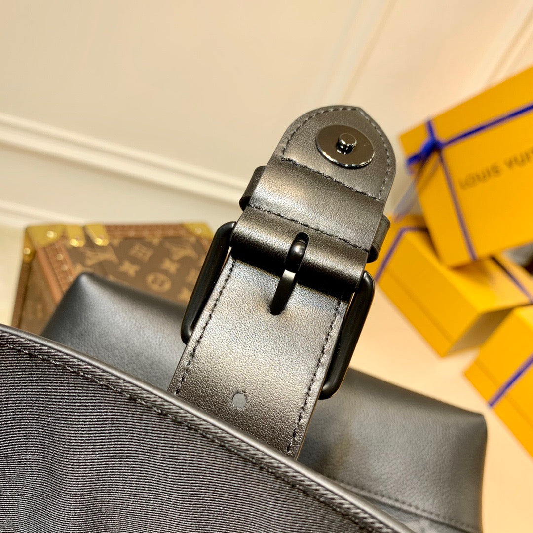 LOU SAUMUR MESSENGER BAG