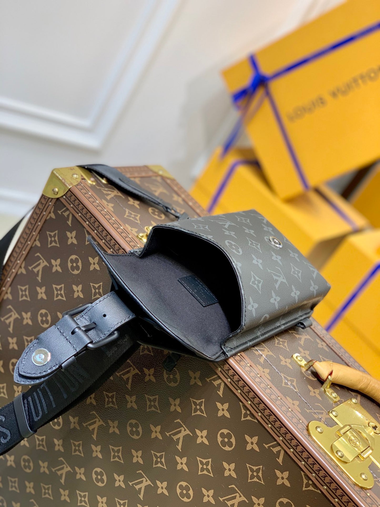 LOU SAUMUR SLINGBAG