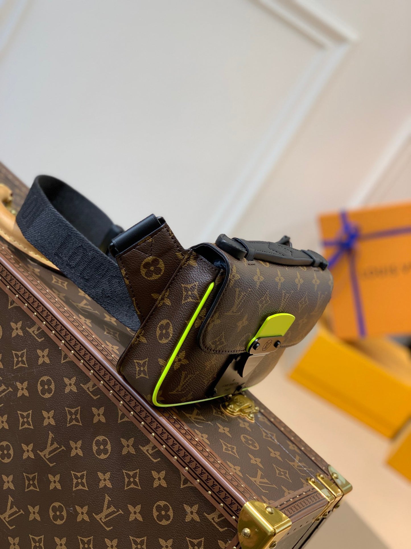 LOU S LOCK SLING BAG