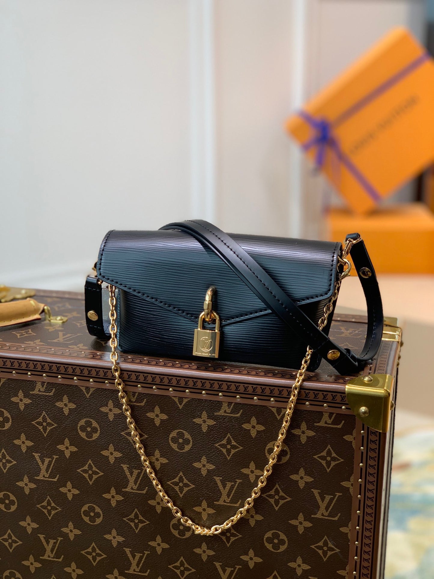 LOU PADLOCK ON STRAP BAG
