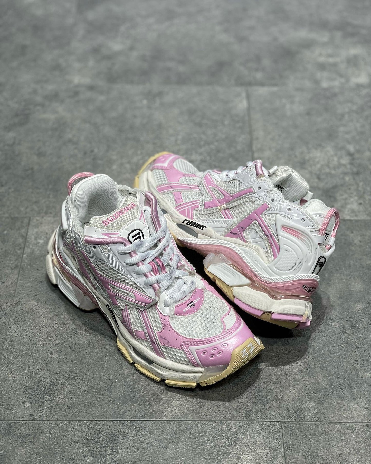 BAL RUNNER TRAINERS