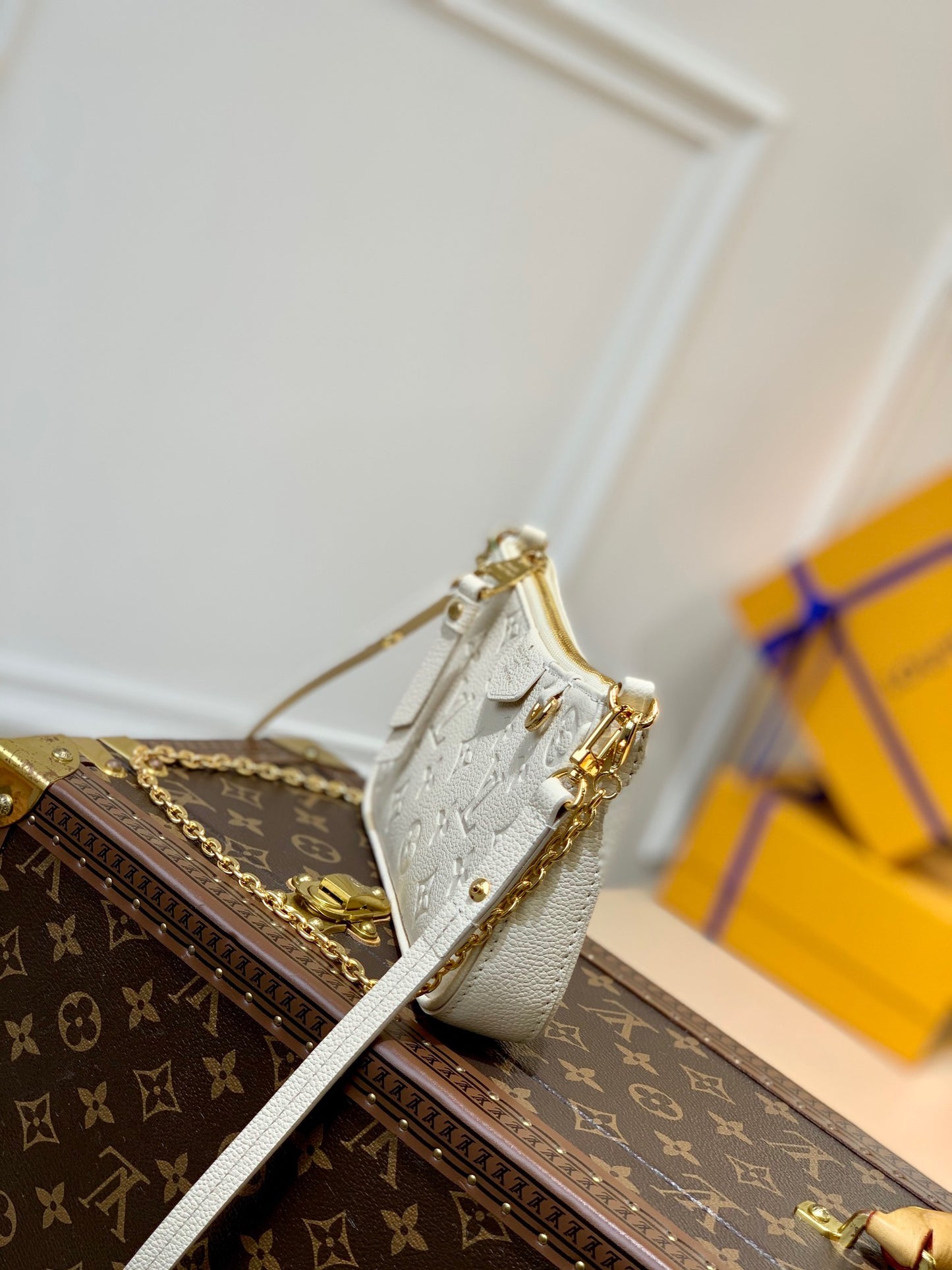 LOU EASY POUCH ON STRAP