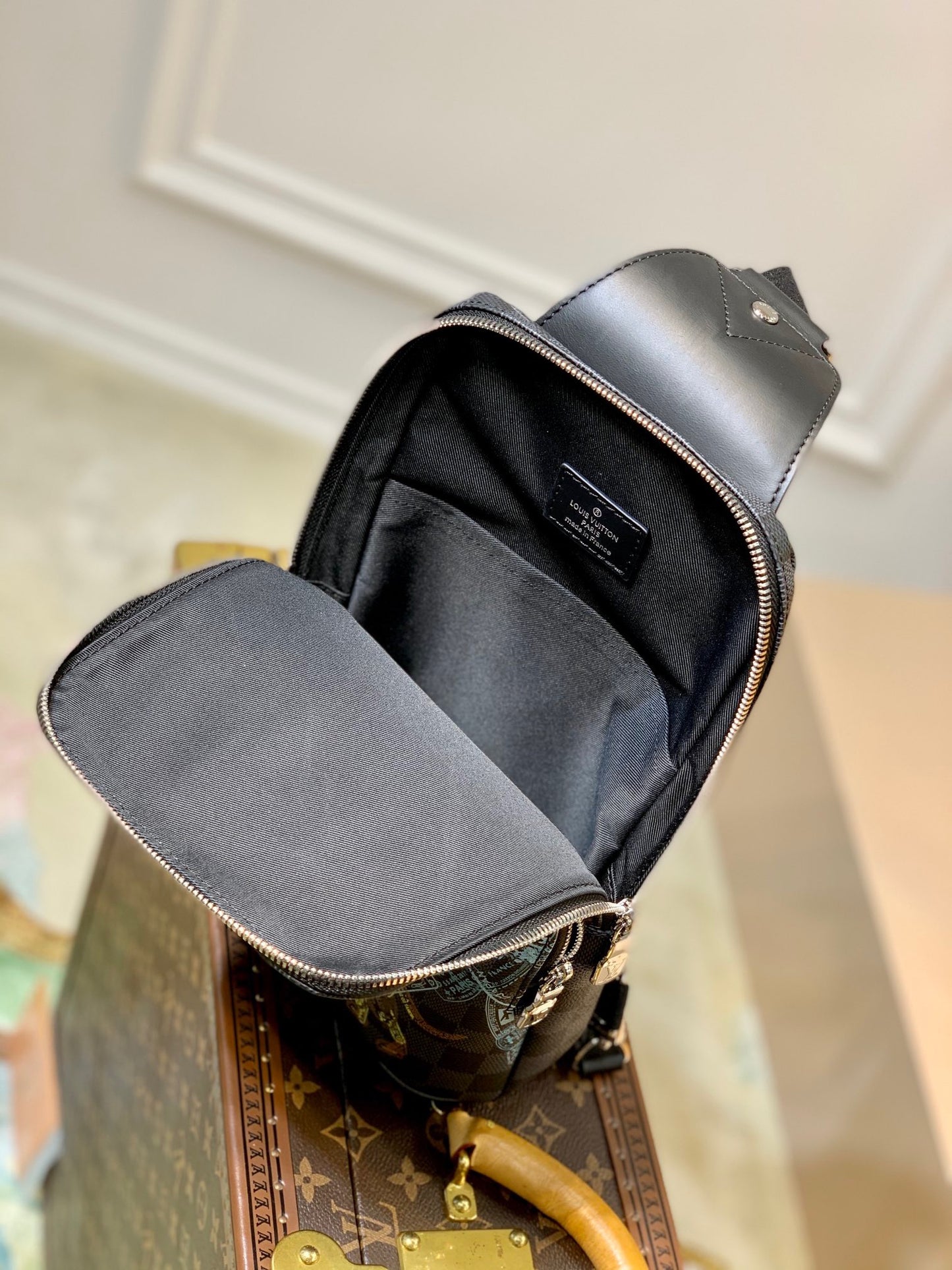 LOU AVENUE SLING BAG