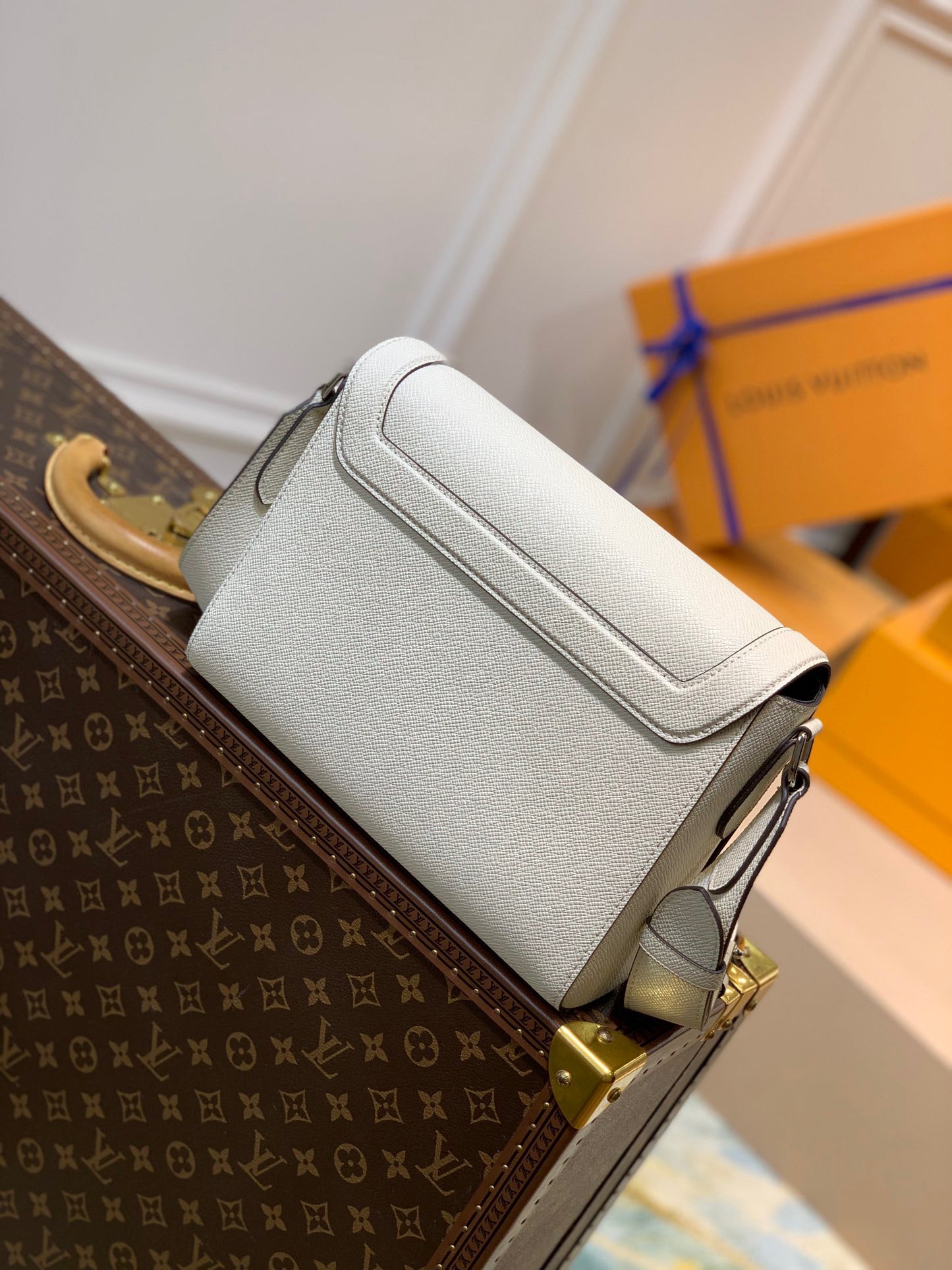 LOU NEW FLAP MESSENGER BAG
