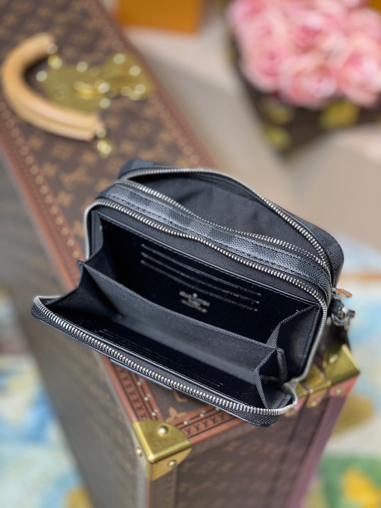 LOU ALPHA WEARABLE WALLET