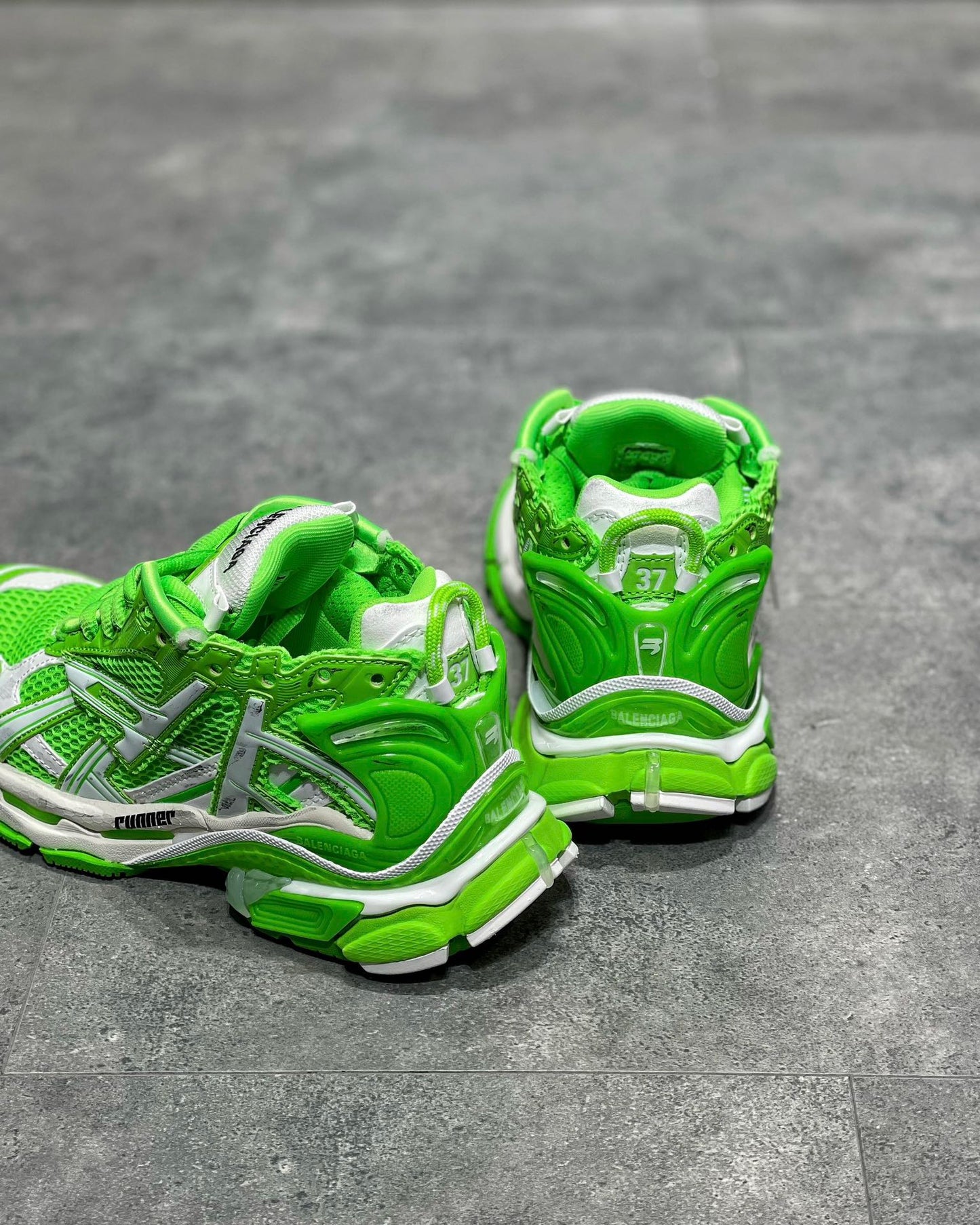 BAL RUNNER TRAINERS