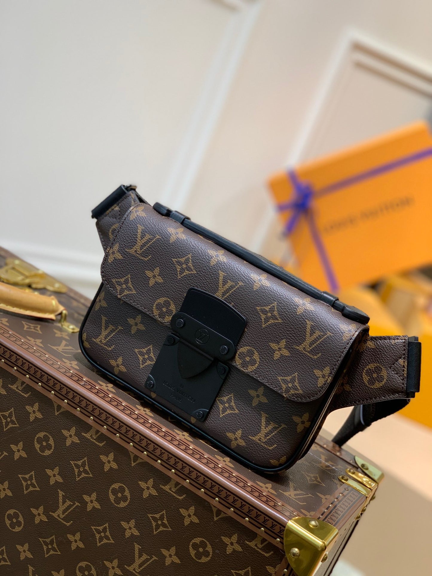 LOU S LOCK SLING BAG
