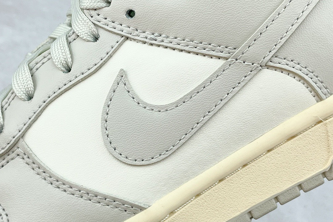 DUNK LOW LIGHT BONE
