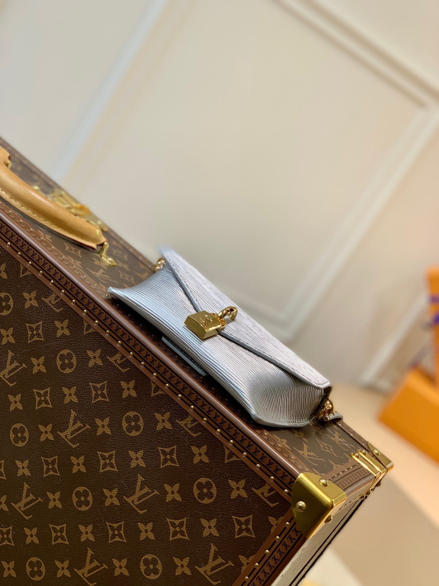 LOU PADLOCK ON STRAP BAG